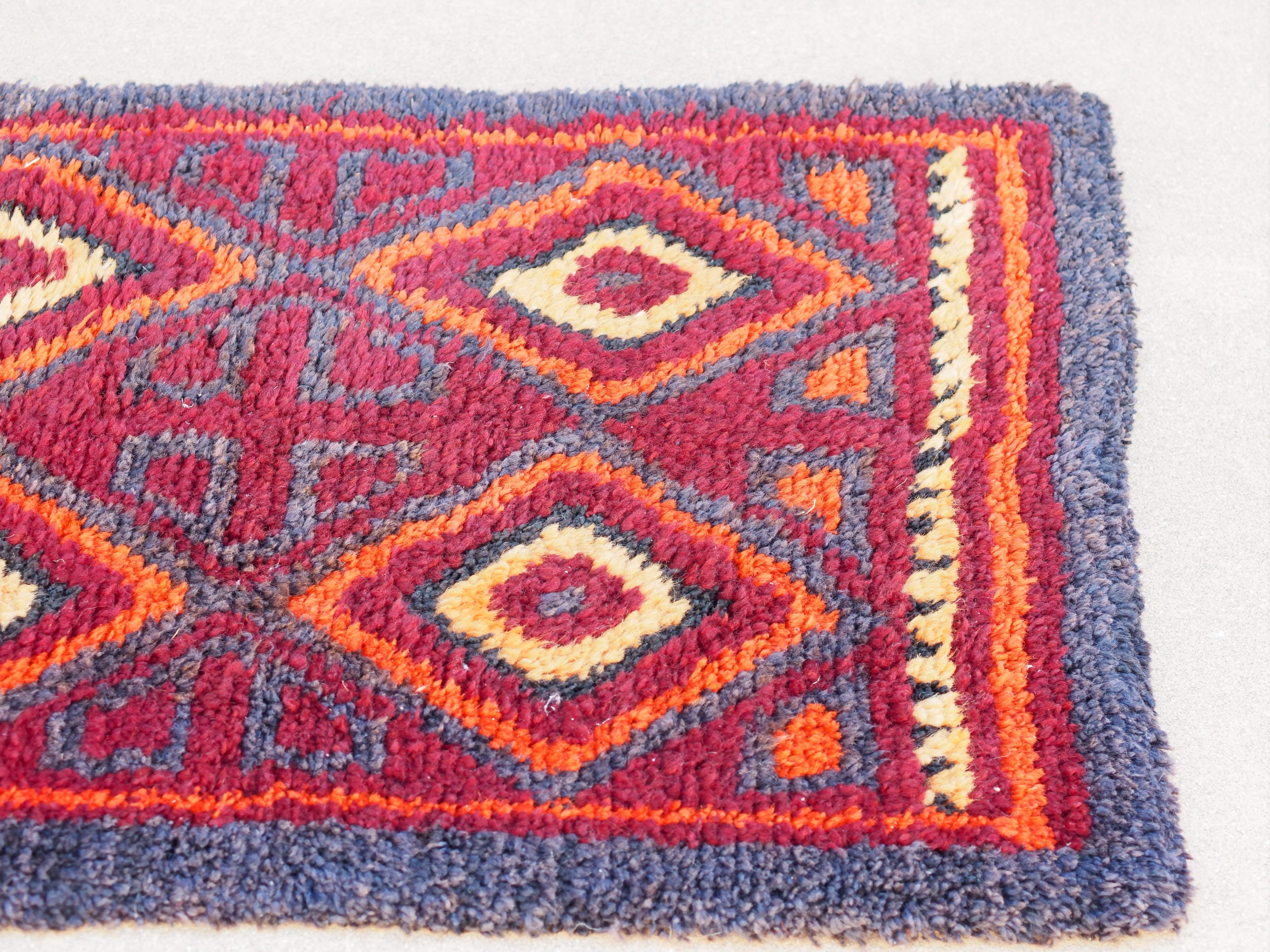 Tappeto rosso JULKIR uzbeco realizzato a mano dai nomadi Kirghiz ( kirghisi ) con tessuri annodati. Decorativo e colorato è bello sia impiegato come tappeto che da appendere a parete.Dimensioni 80x325cm