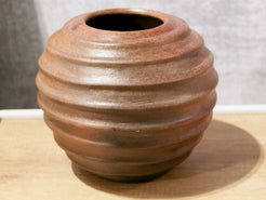 Vaso indiano in terracotta .  dimensioni diametro 26 h24cm.    per info ed ulteriori foto  www.etniko.it facebook / instagram : etnikobycrosato 0039 3338778241 info@etniko.it