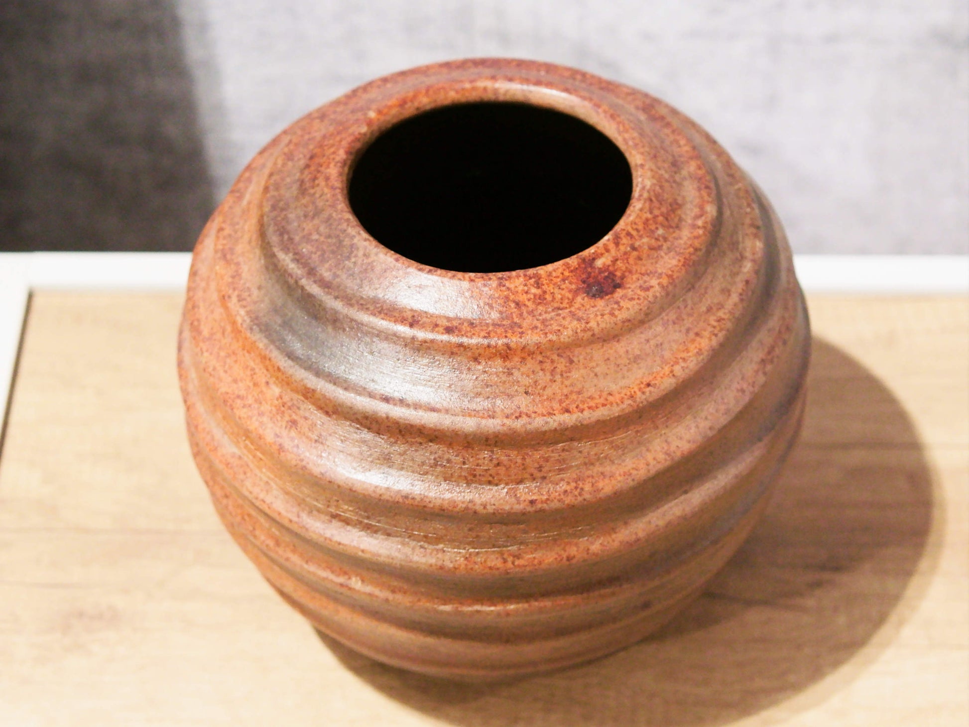 Vaso indiano in terracotta .  dimensioni diametro 26 h24cm.    per info ed ulteriori foto  www.etniko.it facebook / instagram : etnikobycrosato 0039 3338778241 info@etniko.it