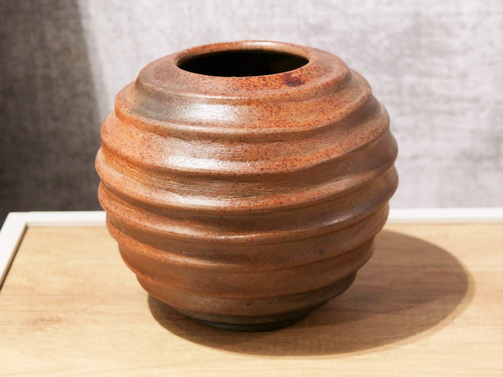 Vaso indiano in terracotta .  dimensioni diametro 26 h24cm.    per info ed ulteriori foto  www.etniko.it facebook / instagram : etnikobycrosato 0039 3338778241 info@etniko.it