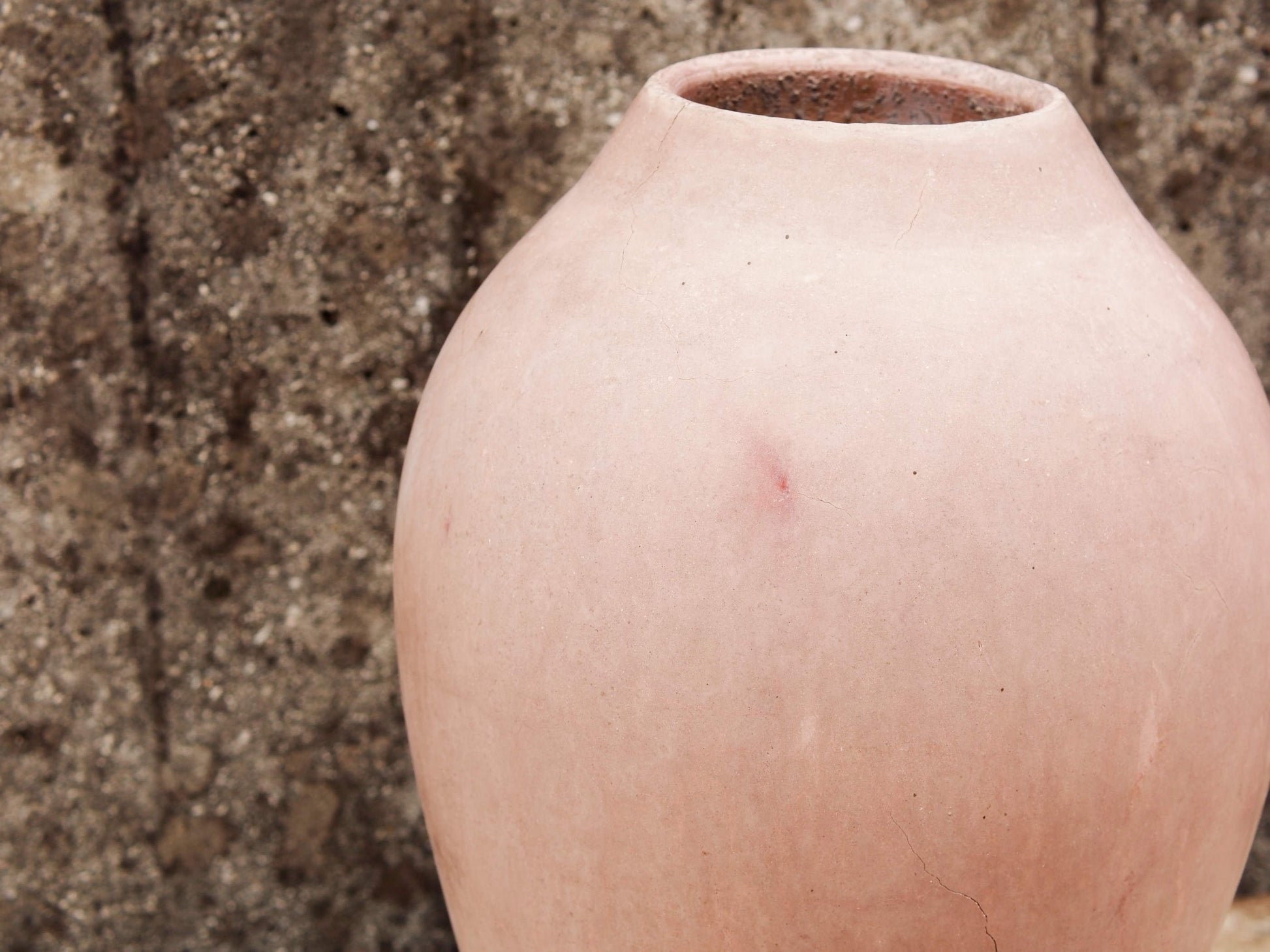 Vaso tadelakt, un intonaco di origine marocchina tipico della città di Marrakech, un metodo completamente ecologico basato sull'utilizzo di calce idrata, sapone nero, pigmenti naturali e cere.Dimensioni Diametro 24 h41cm.