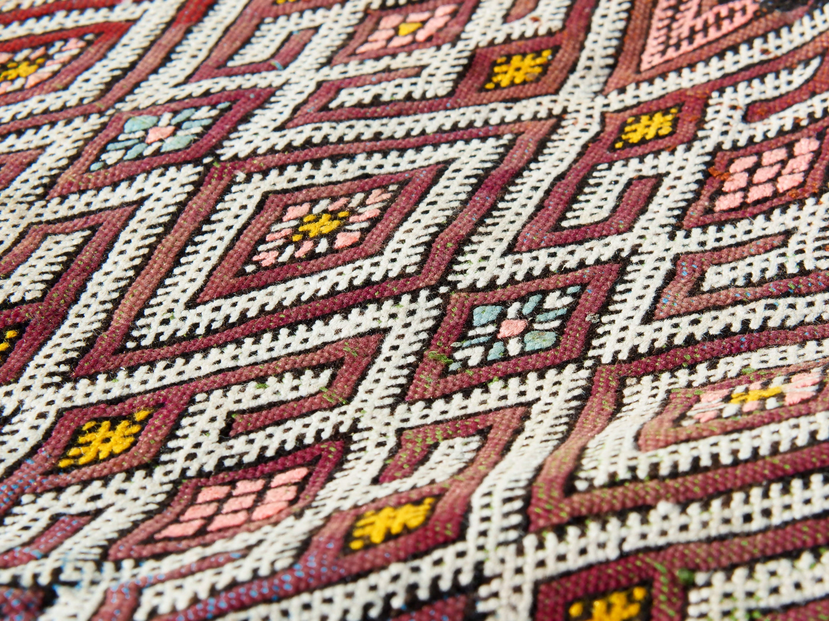 tessuto marocchino berbero , kilim metà 900 in lana. tessuto lavorato a mano , usato come tappeto .