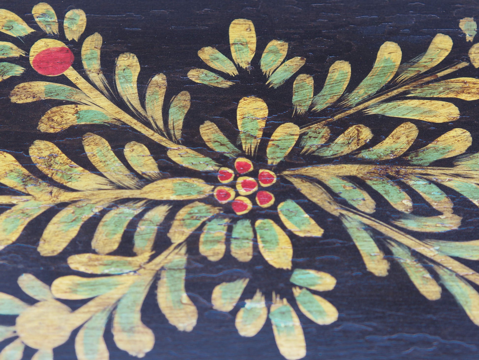 Base India dipinta a 2 ripiani in legno di teak dipinto con motivi floreali, laccato in base di gesso. Lavorato e assemblato artigianalmente. Pezzo unico.  Dimensioni 55x25 h86cm.