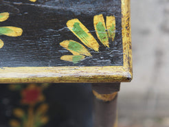 Base India dipinta a 2 ripiani in legno di teak dipinto con motivi floreali, laccato in base di gesso. Lavorato e assemblato artigianalmente. Pezzo unico.  Dimensioni 55x25 h86cm.