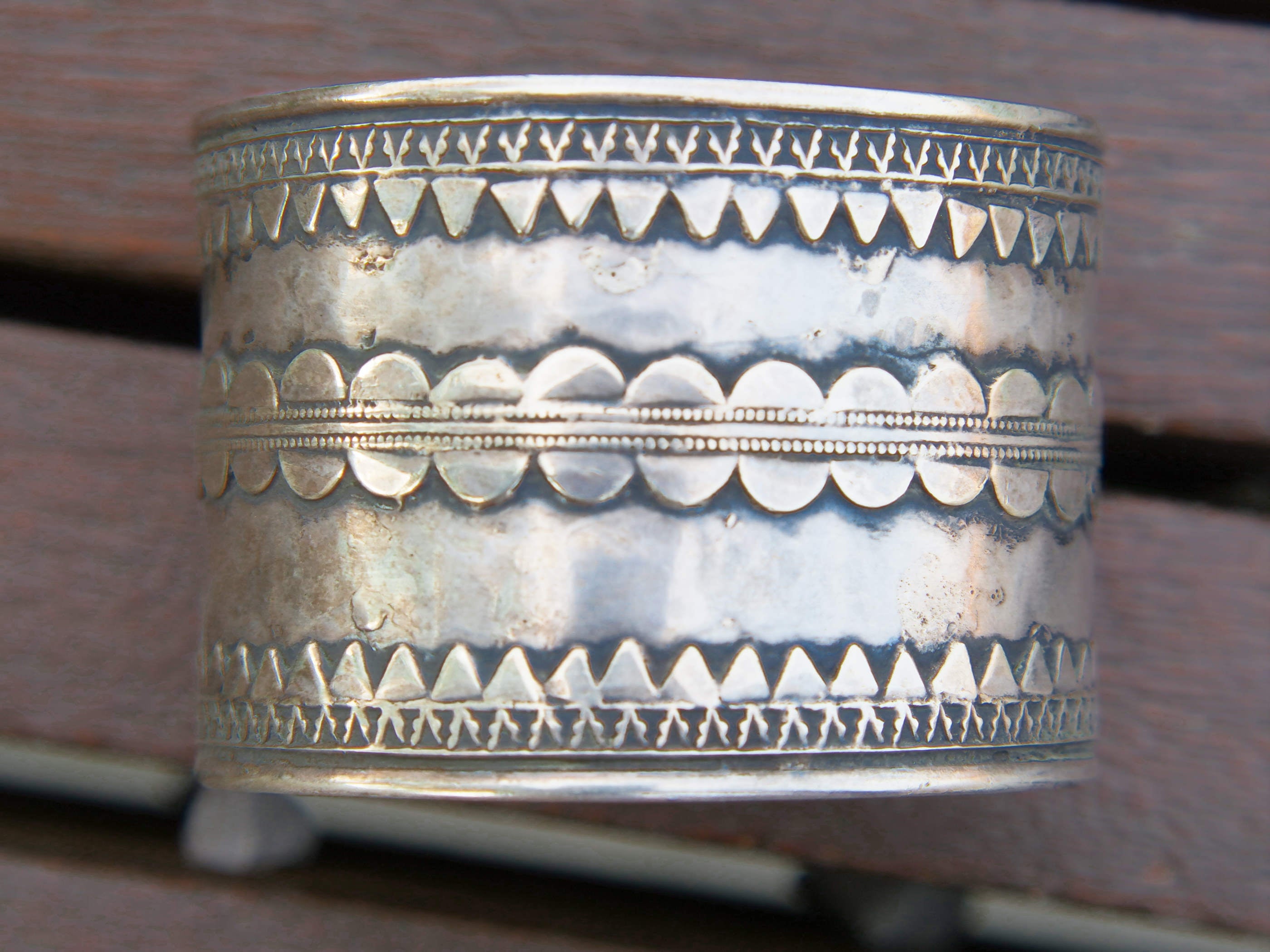 bracciale in argento 925 lavorato artigianalmente pezzo unico bracciale databile metà 900, inciso a mano senza l'utilizzo di stampi tipico disegno del nord india   23 cm circonferenza regolabile, 5 cm larghezza, peso 86 gr  per info ed ulteriori foto info@etniko.it mail 0039 3338778241 watshapp facebook, instagram, pinterest : etnikobycrosato www.etniko.it