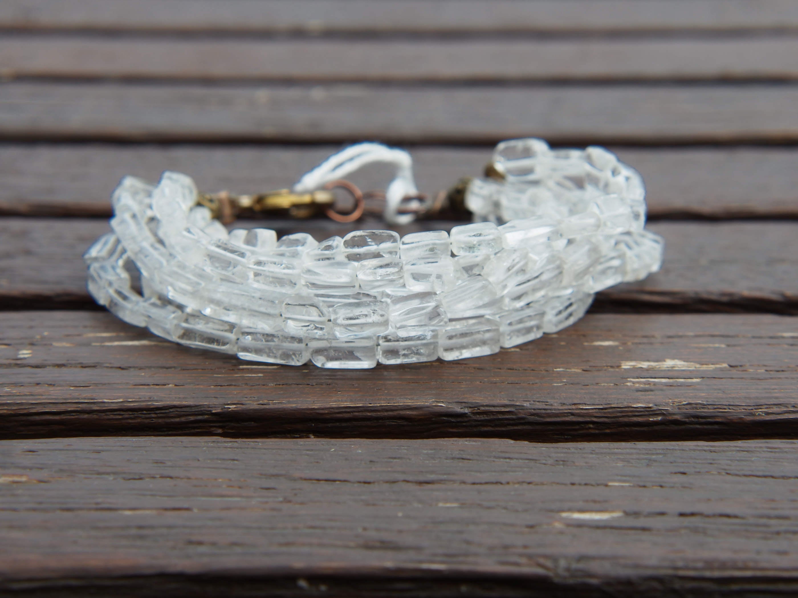 bracciale indiano multifilo fatto a mano con cristallo di rocca, pezzo unico. alcune caratteristiche di questa pietra..lunghezza 18 cm, larghezza 2,5 cm, peso 35 grammi 