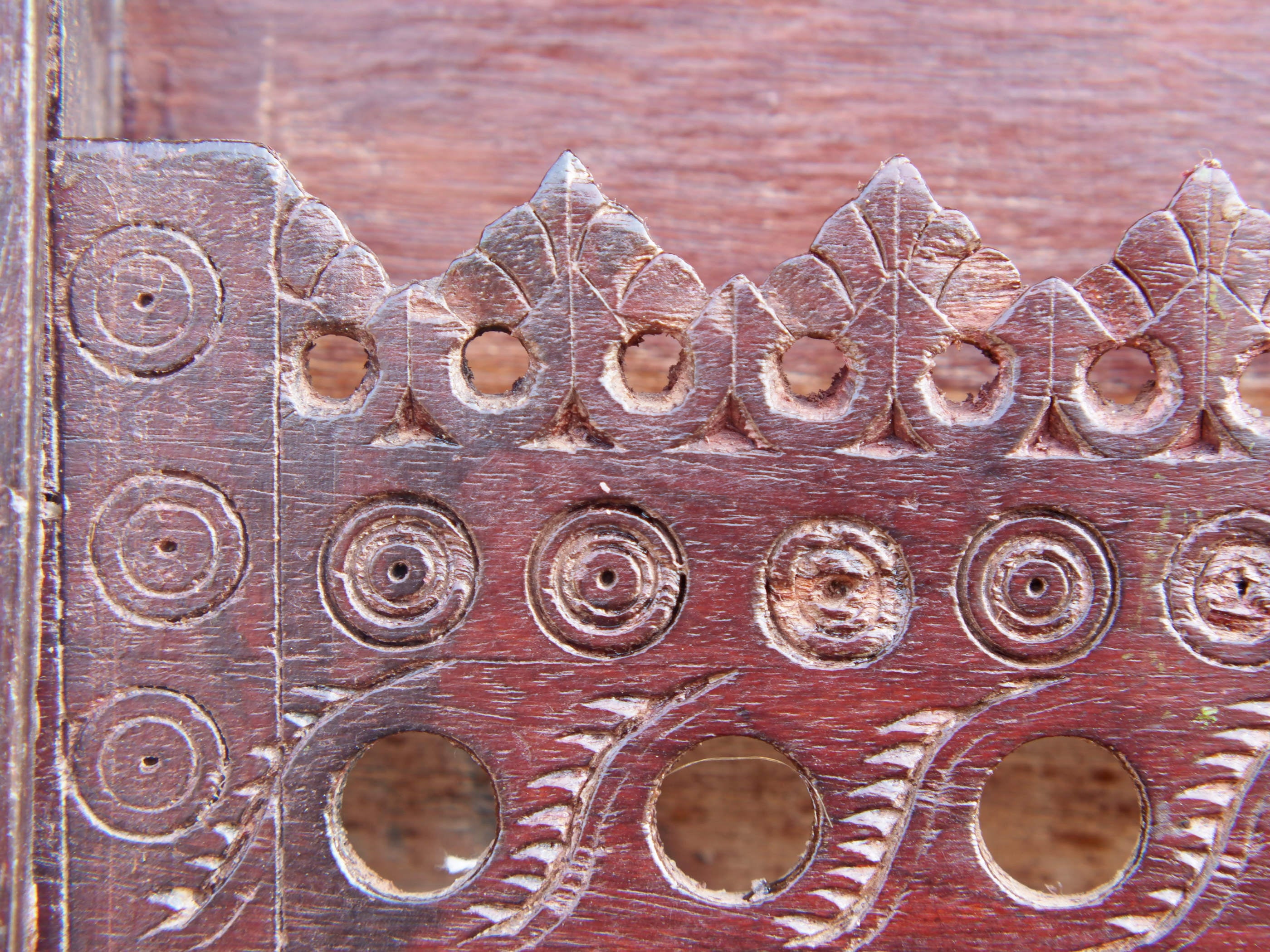 piccolo baule Indiano in legno di rosa e teak, lavorato all'interno con piccoli scomparti e cassettini, inciso finemente  impiegate in origine dagli inglesi per i continui spostamenti per contenere spezie, trucco e gioielli di uso giornaliero  pezzo interamente originale, perfettamente integro e di difficile reperibilità  dimensioni 48x32  h 19 cm   per info ed ulteriori foto watshapp 0039 3338778241 mail info@etniko.it facebook / instagram / pinterest : etnikobycrosato