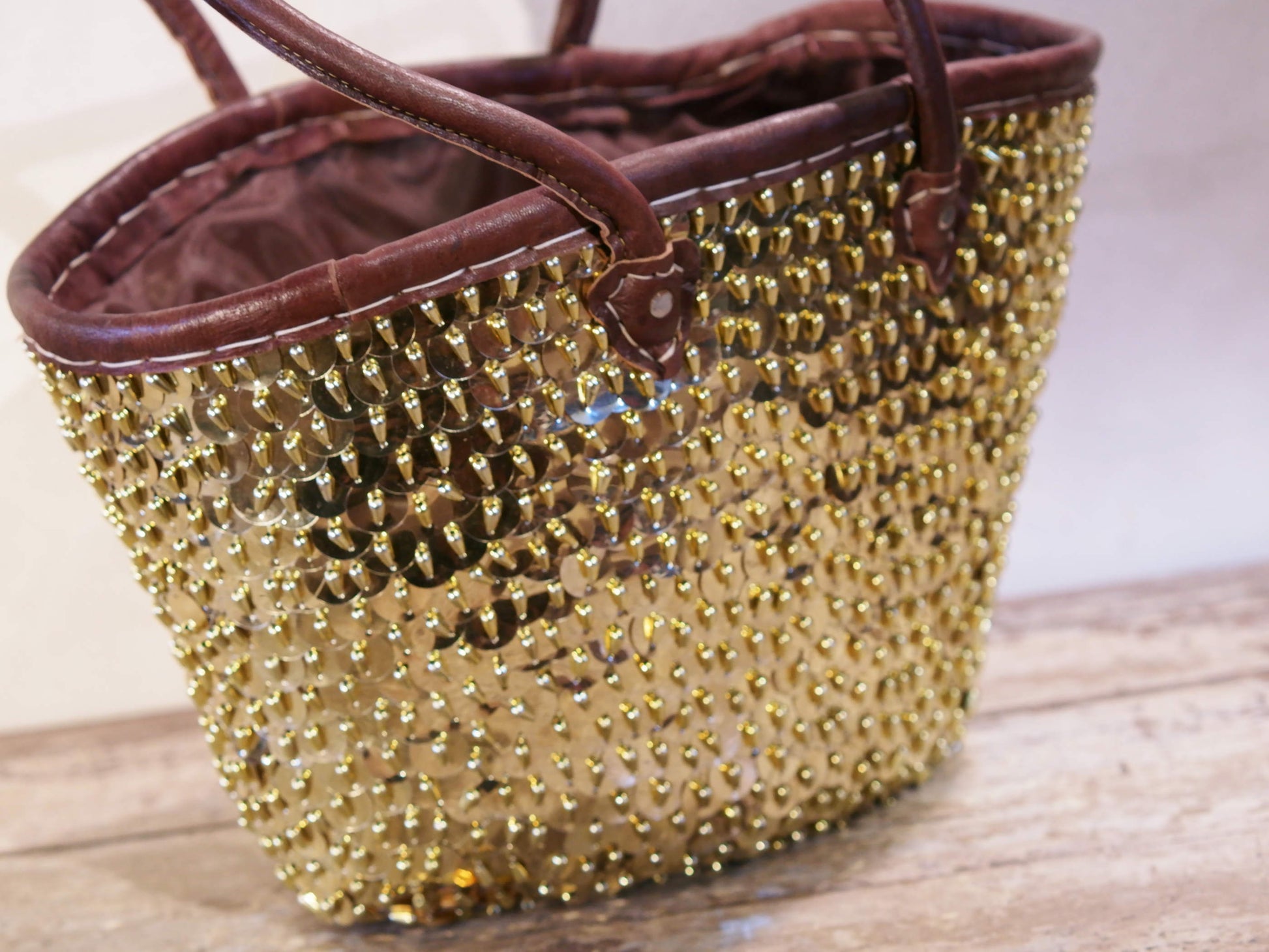 Borsa marocchina lavorata artigianalmente in paglia intrecciata con paillettes e perline color oro, manici in pelle. Pezzo unico. Dimensioni 53x34 h34cm  prezzo originale euro 65, scontato euro 45    per info ed ulteriori foto info@etniko.it facebook / instagram / pinterest : etnikobycrosato 0039 3338778241