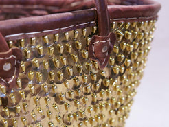 Borsa marocchina lavorata artigianalmente in paglia intrecciata con paillettes e perline, manici in pelle. Pezzo unico. Dimensioni 43x25    h27cm  prezzo originale euro 55, scontato euro 35    per info ed ulteriori foto info@etniko.it facebook / instagram / pinterest : etnikobycrosato 0039 3338778241