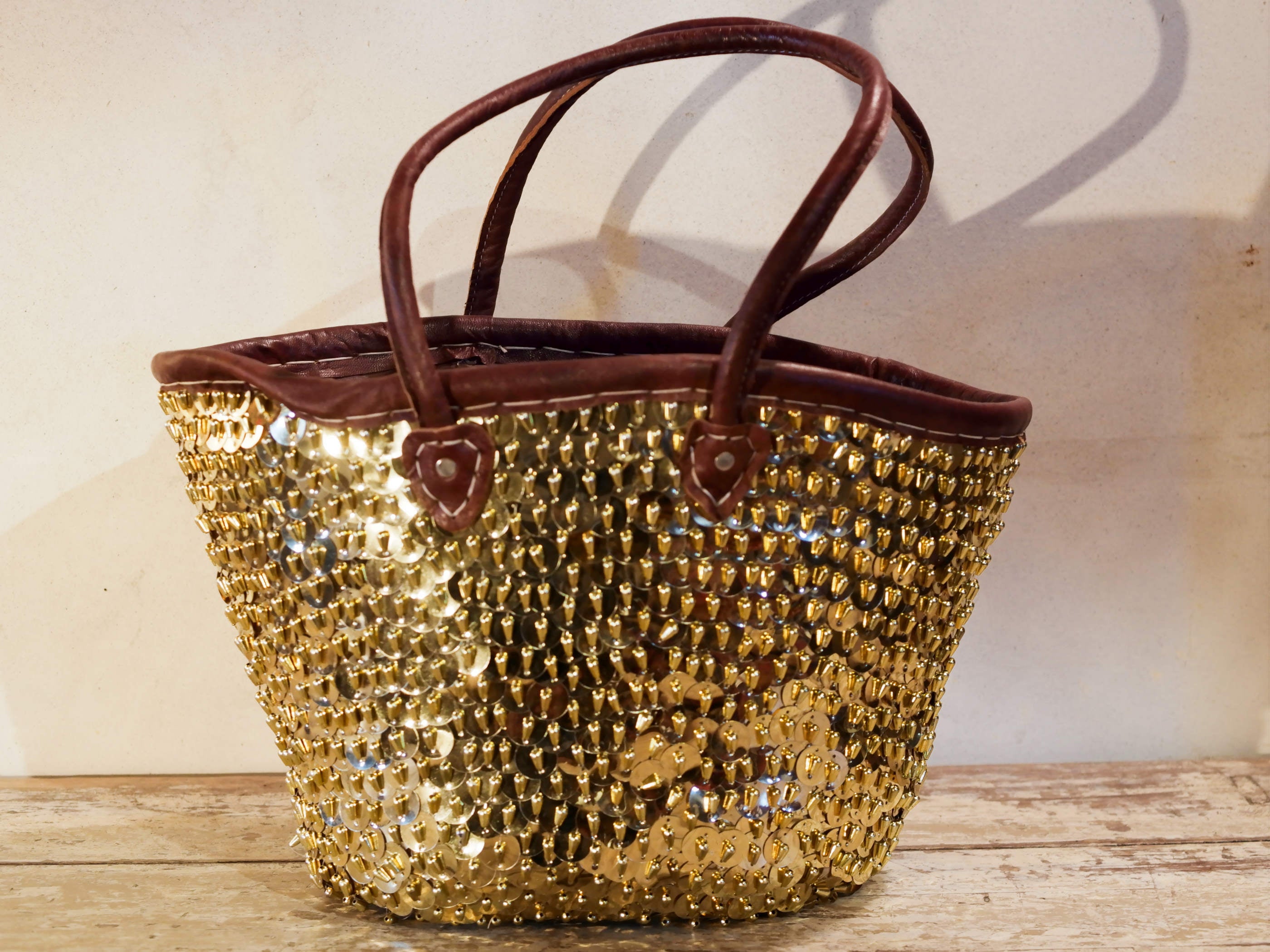 Borsa marocchina lavorata artigianalmente in paglia intrecciata con paillettes e perline, manici in pelle. Pezzo unico. Dimensioni 43x25    h27cm  prezzo originale euro 55, scontato euro 35    per info ed ulteriori foto info@etniko.it facebook / instagram / pinterest : etnikobycrosato 0039 3338778241