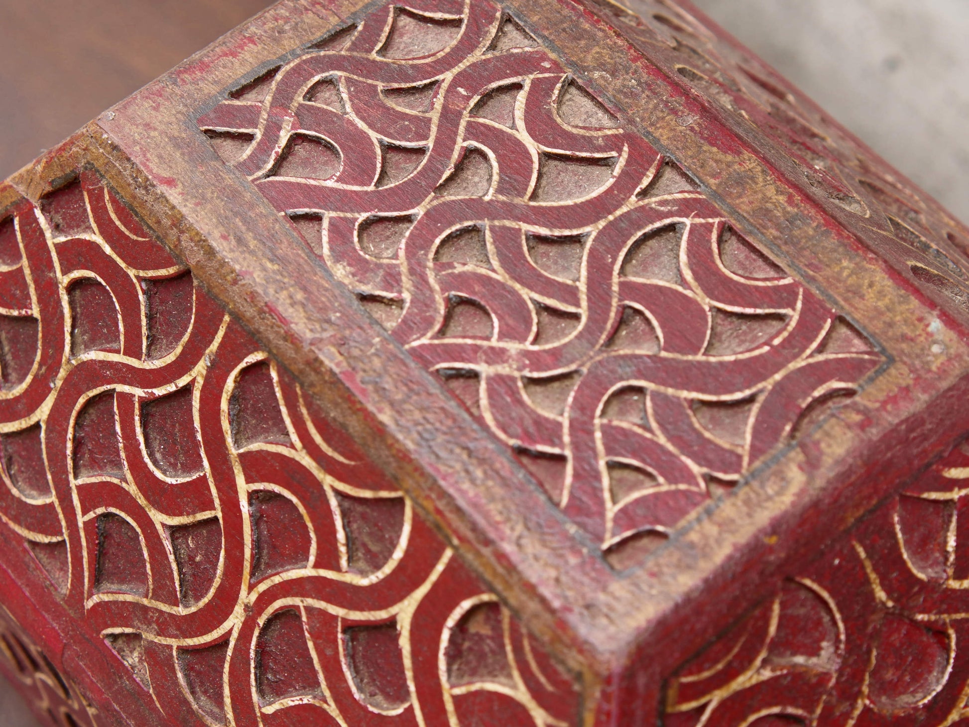 scatola, box indiano in legno di teak dipinto. costruita ed assemblata artigianalmente, originale in ogni parte.  dimensioni 33x26 h23cm