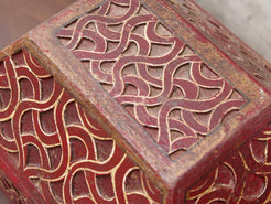 scatola, box indiano in legno di teak dipinto. costruita ed assemblata artigianalmente, originale in ogni parte.  dimensioni 33x26 h23cm