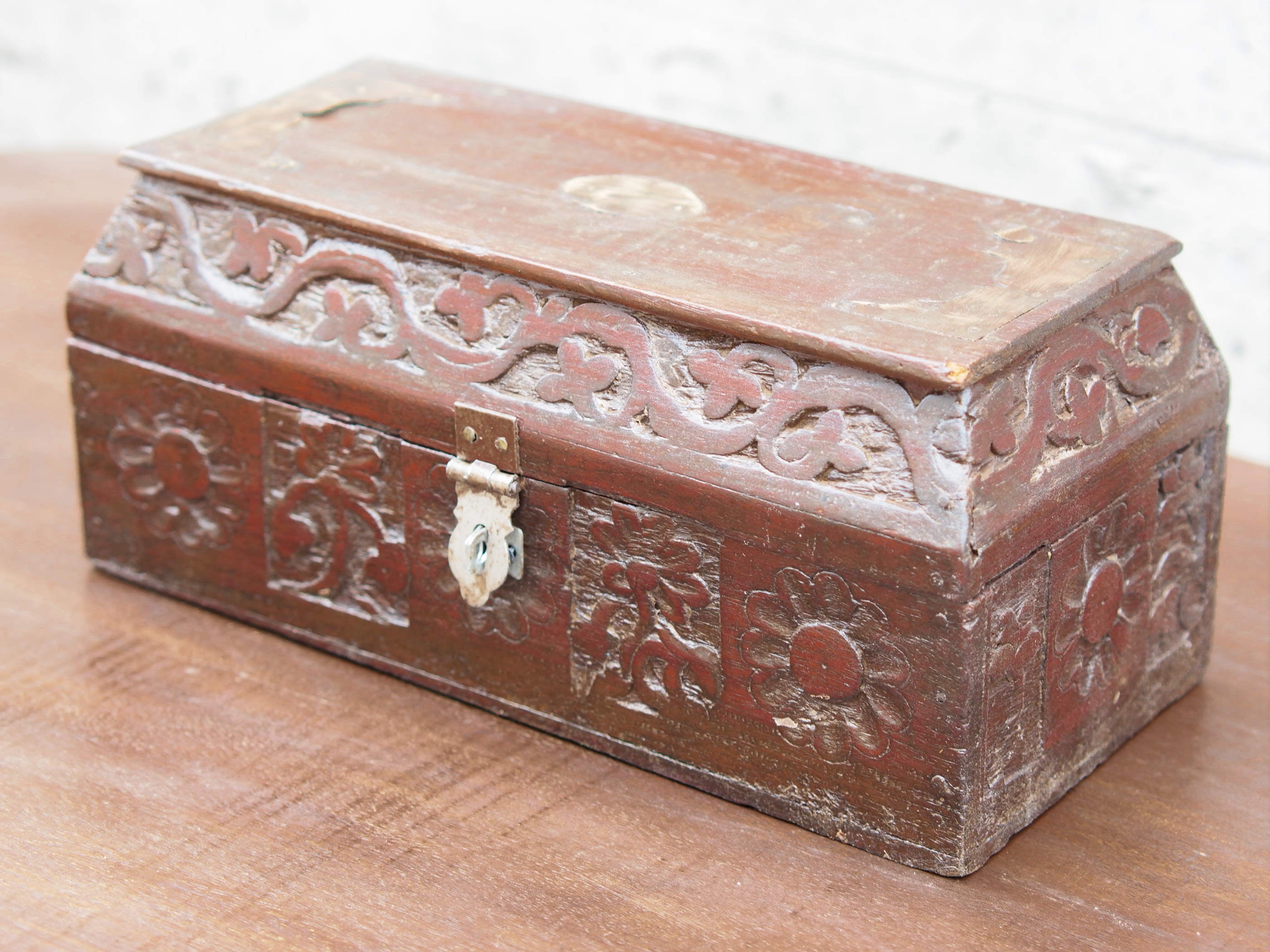 bauletto, scatola, box indiano in legno di teak e metallo. costruita ed assemblata artigianalmente, originale in ogni parte.  dimensioni 27x12 h13 cm