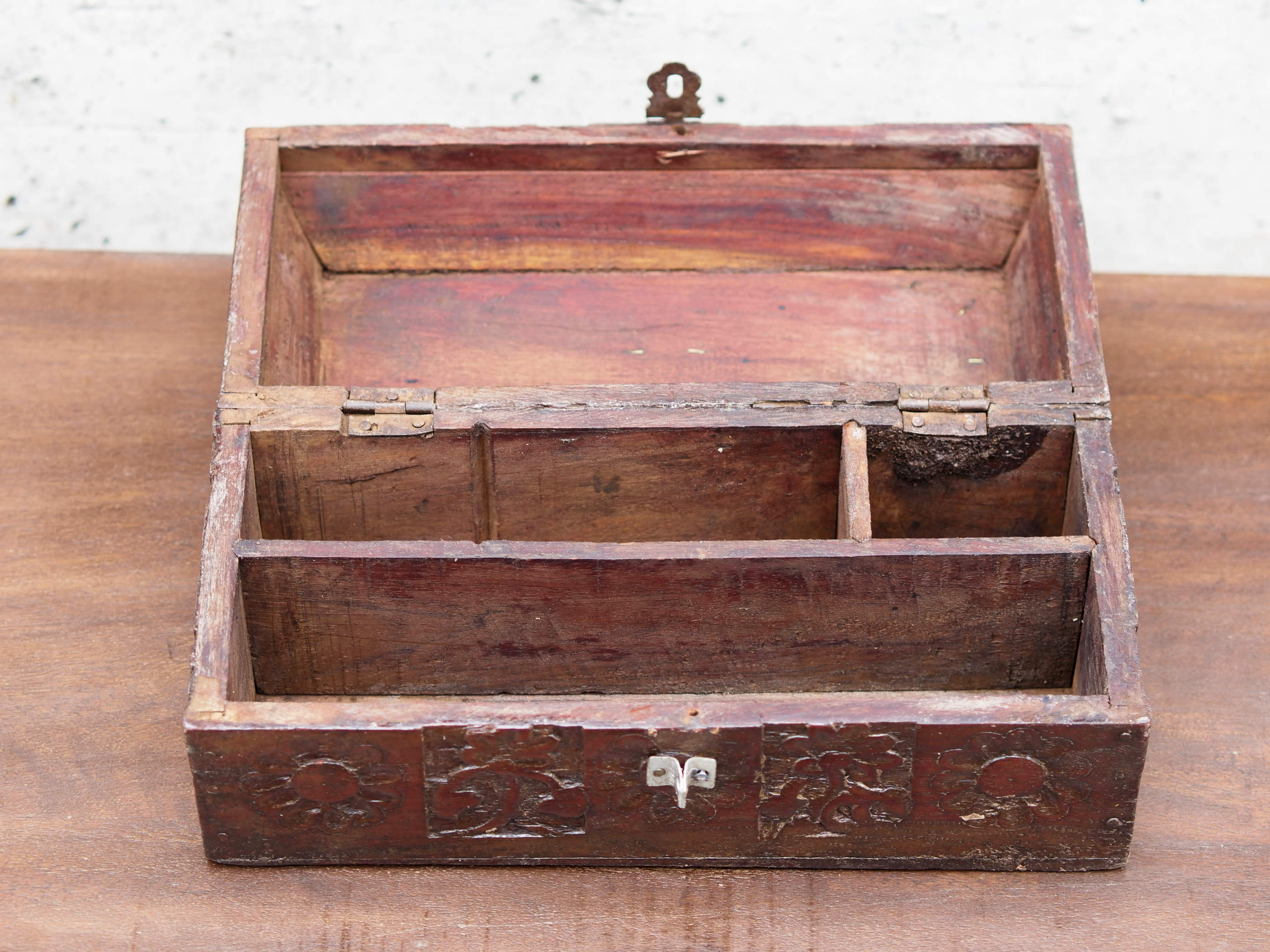 bauletto, scatola, box indiano in legno di teak e metallo. costruita ed assemblata artigianalmente, originale in ogni parte.  dimensioni 27x12 h13 cm
