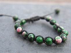 Bracciale intrecciato con lapislazzulo verde. Pezzo unico assemblato artigianalmente.lunghezza regolabile 16/24cm, altezza 1cm, peso 15 grammi