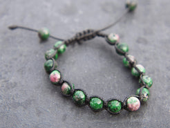 Bracciale intrecciato con lapislazzulo verde. Pezzo unico assemblato artigianalmente.lunghezza regolabile 16/24cm, altezza 1cm, peso 15 grammi