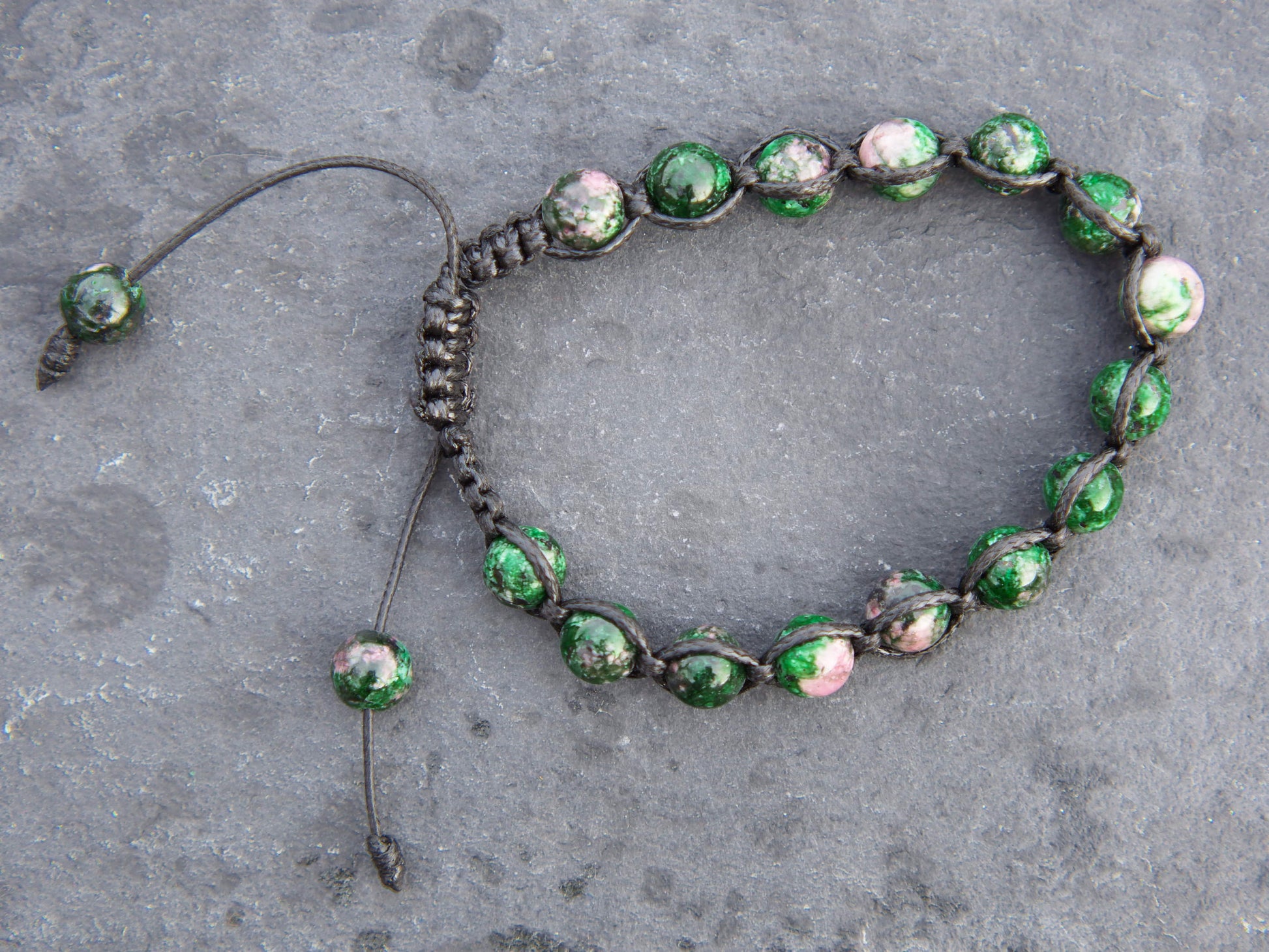 Bracciale intrecciato con lapislazzulo verde. Pezzo unico assemblato artigianalmente.lunghezza regolabile 16/24cm, altezza 1cm, peso 15 grammi