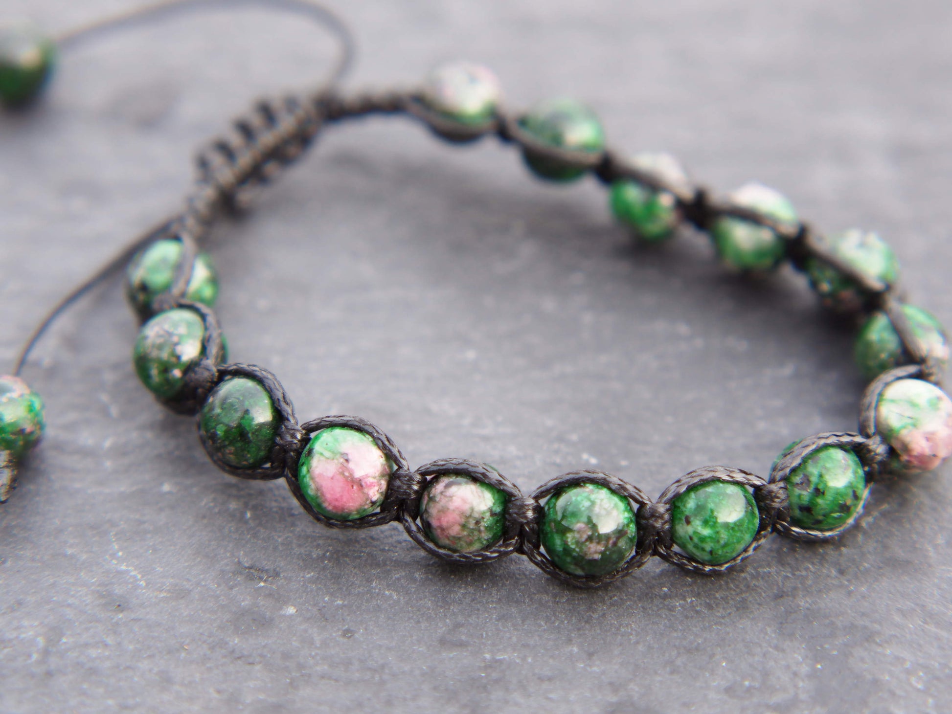 Bracciale intrecciato con lapislazzulo verde. Pezzo unico assemblato artigianalmente.lunghezza regolabile 16/24cm, altezza 1cm, peso 15 grammi