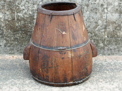 vaso, contenitore cinese in legno di olmo. assembrati artigianalmente con incastri a pettine. databile prima metà 900, originale in ogni parte .  dimensioni 44x36xh44cm    per info ed ulteriori foto watshapp 0039 3338778241 mail info@etniko.it facebook / instagram /pinterest : etnikobycrosato