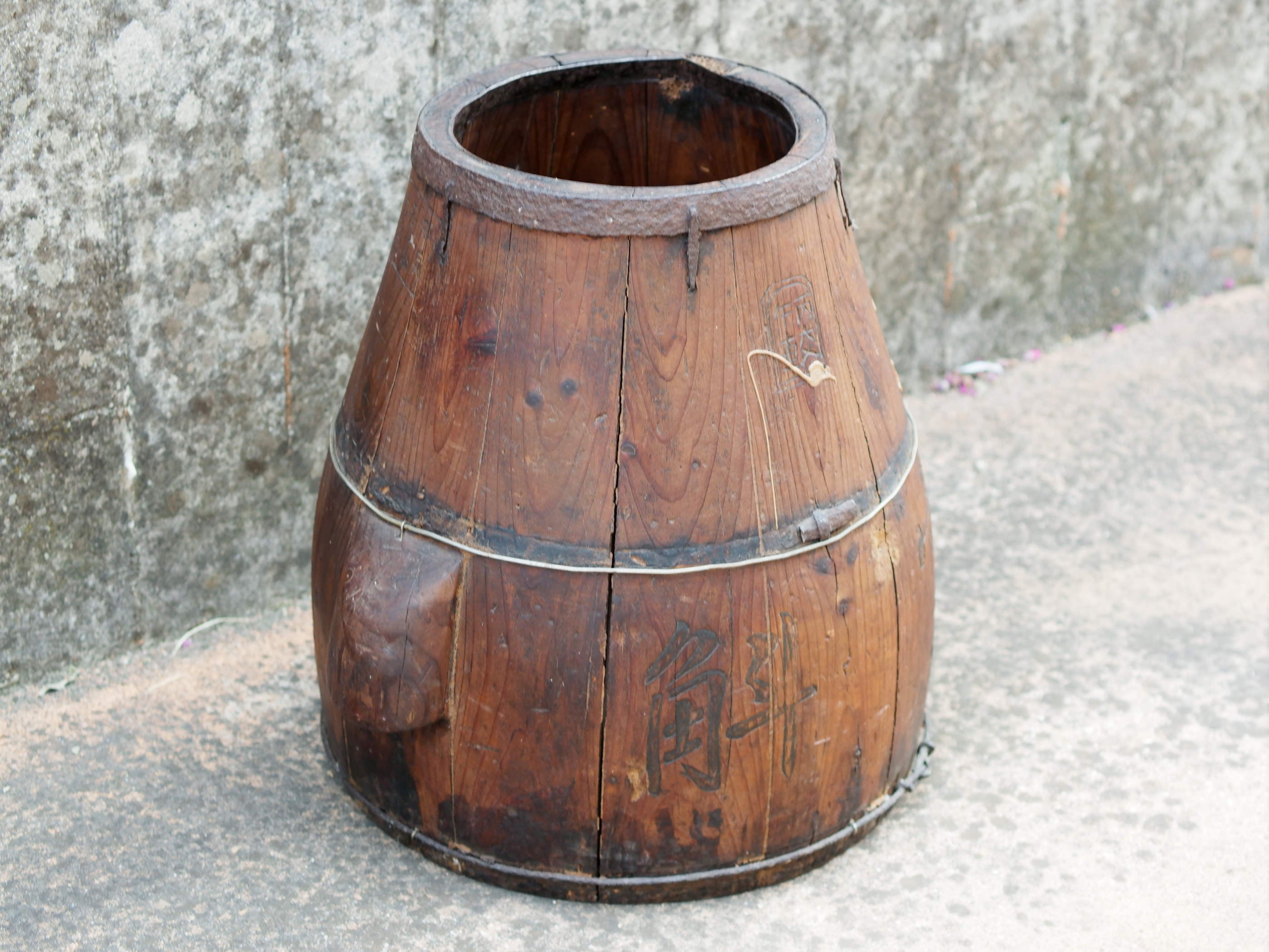 vaso, contenitore cinese in legno di olmo. assembrati artigianalmente con incastri a pettine. databile prima metà 900, originale in ogni parte .  dimensioni 44x36xh44cm    per info ed ulteriori foto watshapp 0039 3338778241 mail info@etniko.it facebook / instagram /pinterest : etnikobycrosato