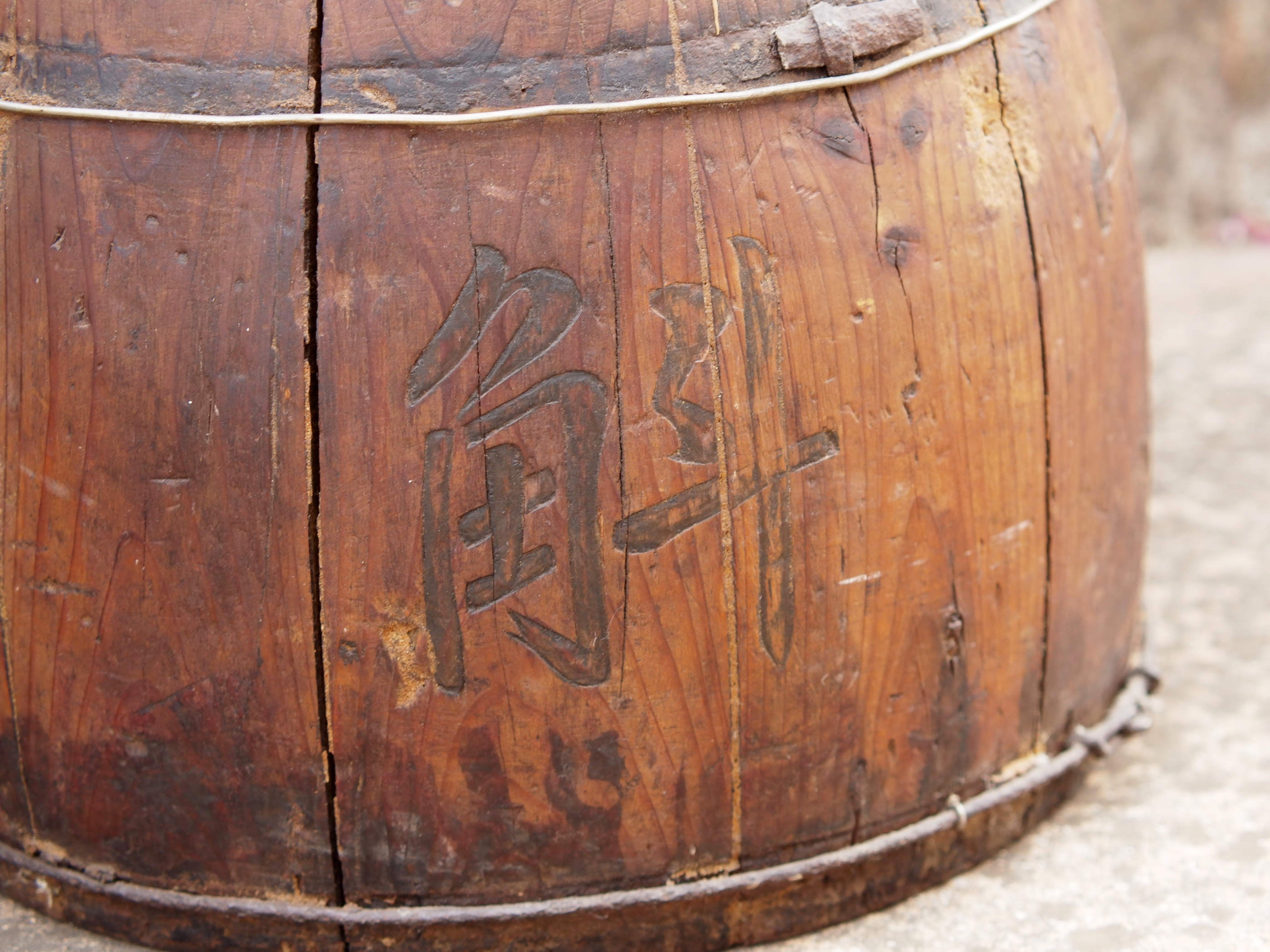 vaso, contenitore cinese in legno di olmo. assembrati artigianalmente con incastri a pettine. databile prima metà 900, originale in ogni parte .  dimensioni 44x36xh44cm    per info ed ulteriori foto watshapp 0039 3338778241 mail info@etniko.it facebook / instagram /pinterest : etnikobycrosato