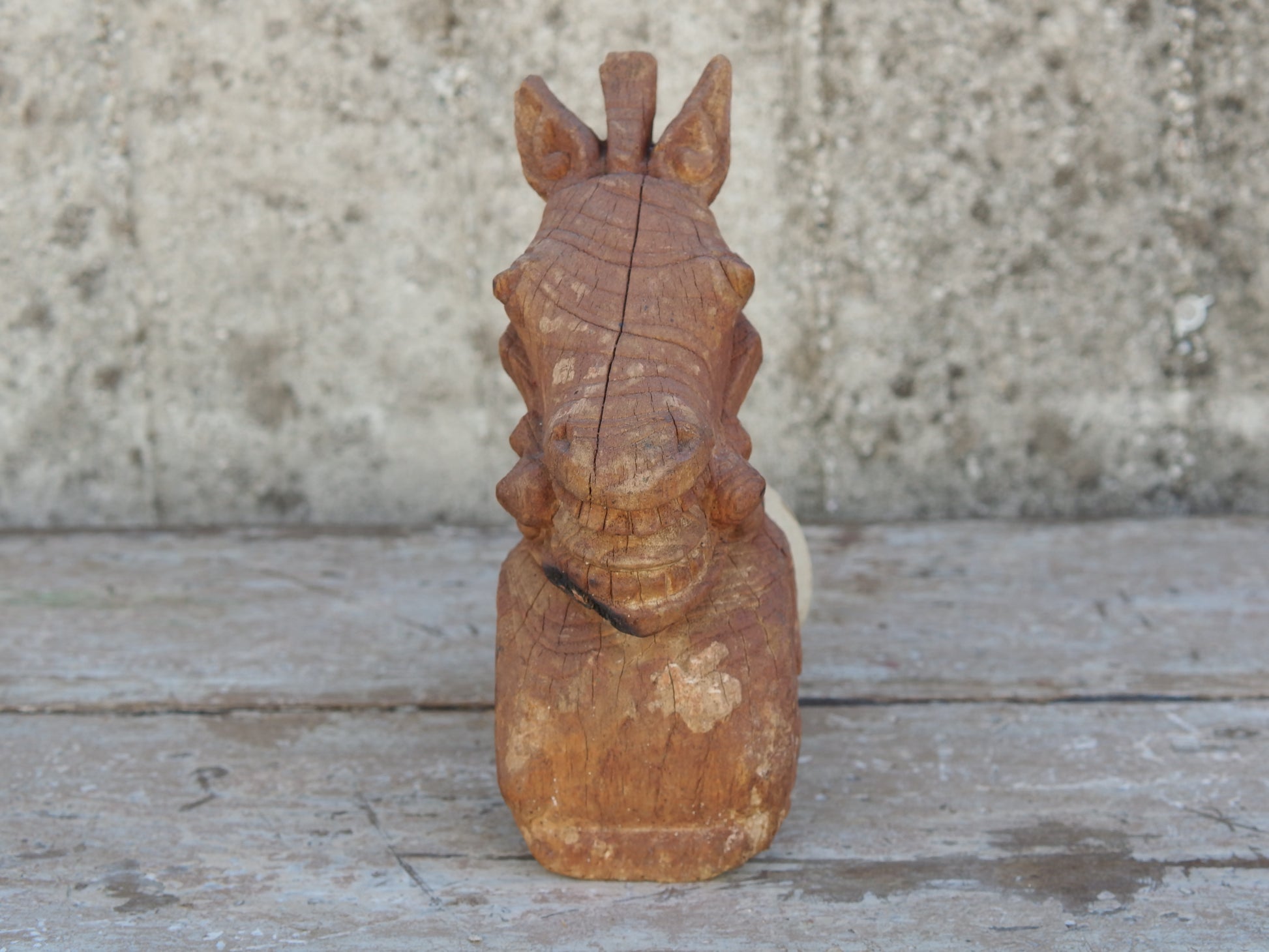 antica statua indiana raffigurante un cavallo in legno di teak inciso, databile primi 900. unico e conservato perfettamente, si nota la patina del tempo e l'usura naturale dell'oggetto.  dimensioni 8x12 h23cm