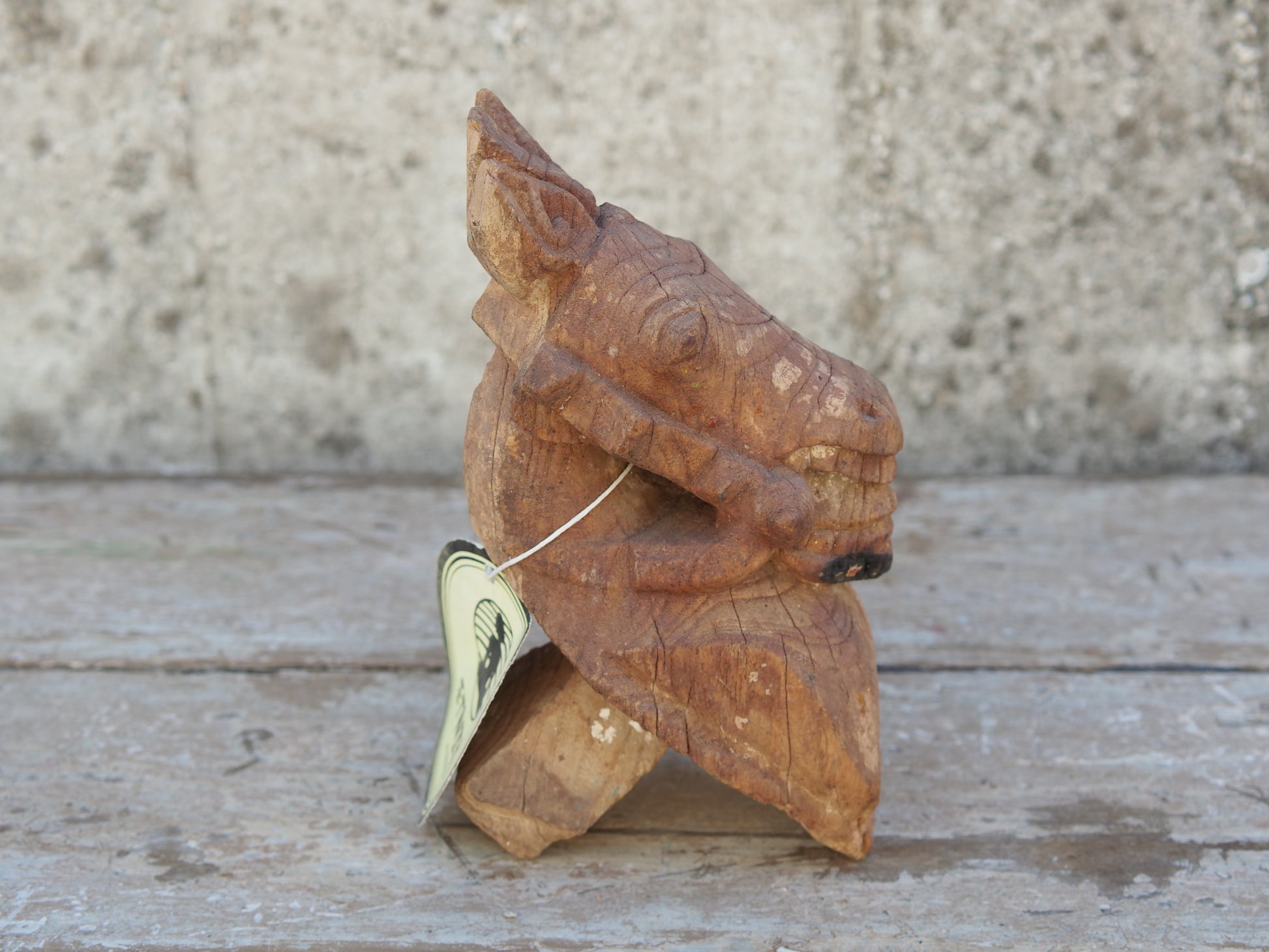 antica statua indiana raffigurante un cavallo in legno di teak inciso, databile primi 900. unico e conservato perfettamente, si nota la patina del tempo e l'usura naturale dell'oggetto.  dimensioni 8x12 h23cm