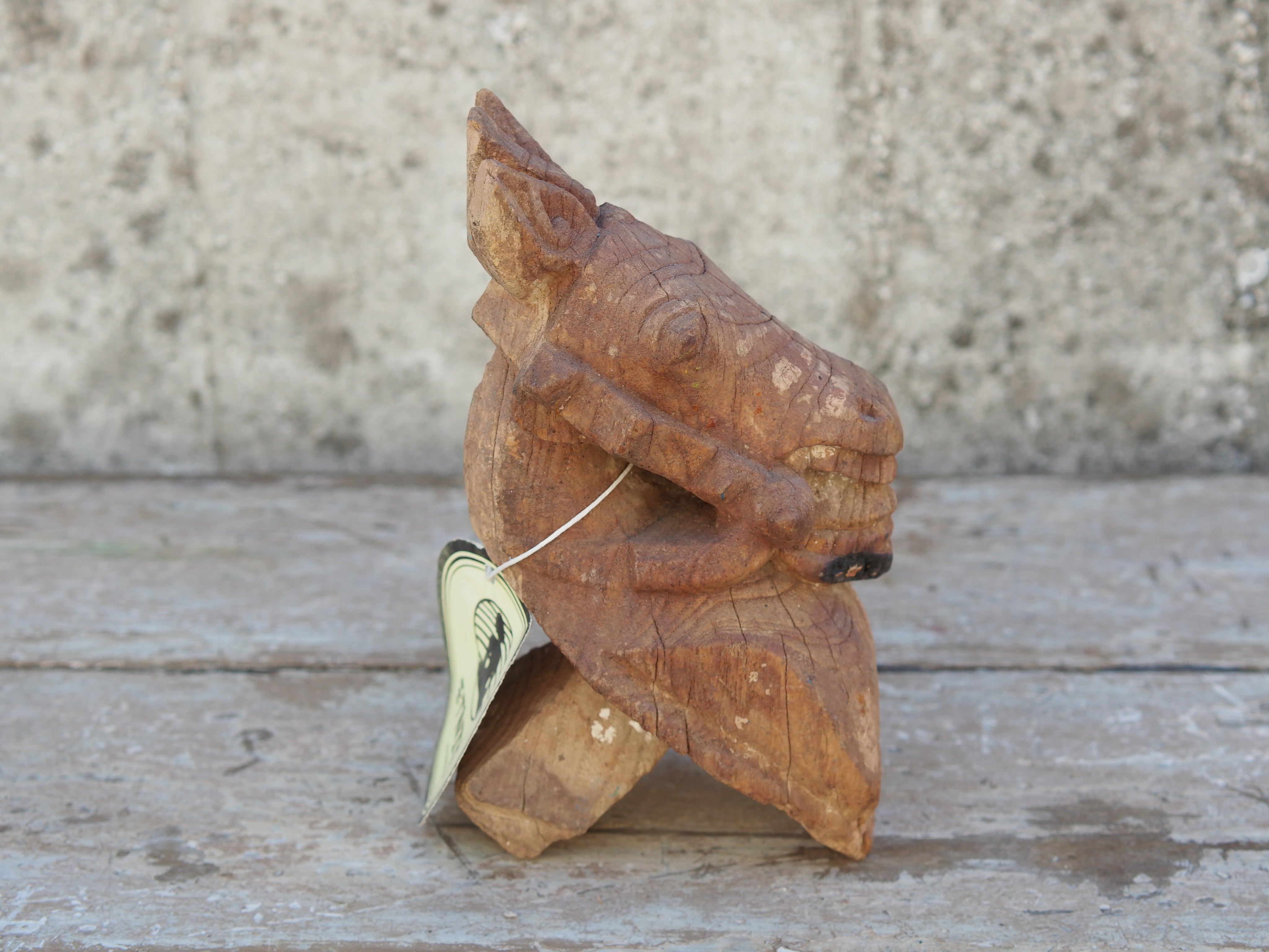 antica statua indiana raffigurante un cavallo in legno di teak inciso, databile primi 900. unico e conservato perfettamente, si nota la patina del tempo e l'usura naturale dell'oggetto.  dimensioni 8x12 h23cm