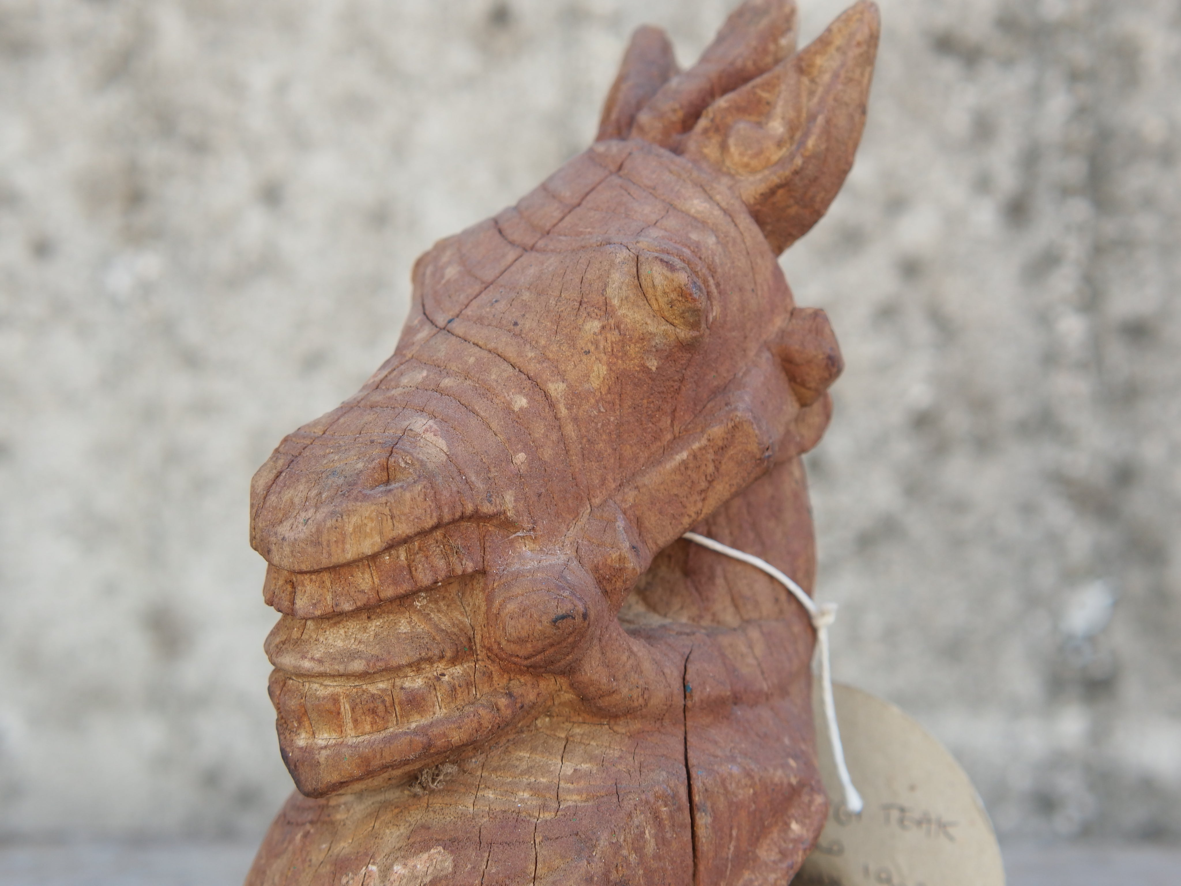 antica statua indiana raffigurante un cavallo in legno di teak inciso, databile primi 900. unico e conservato perfettamente, si nota la patina del tempo e l'usura naturale dell'oggetto.  dimensioni 8x12 h23cm