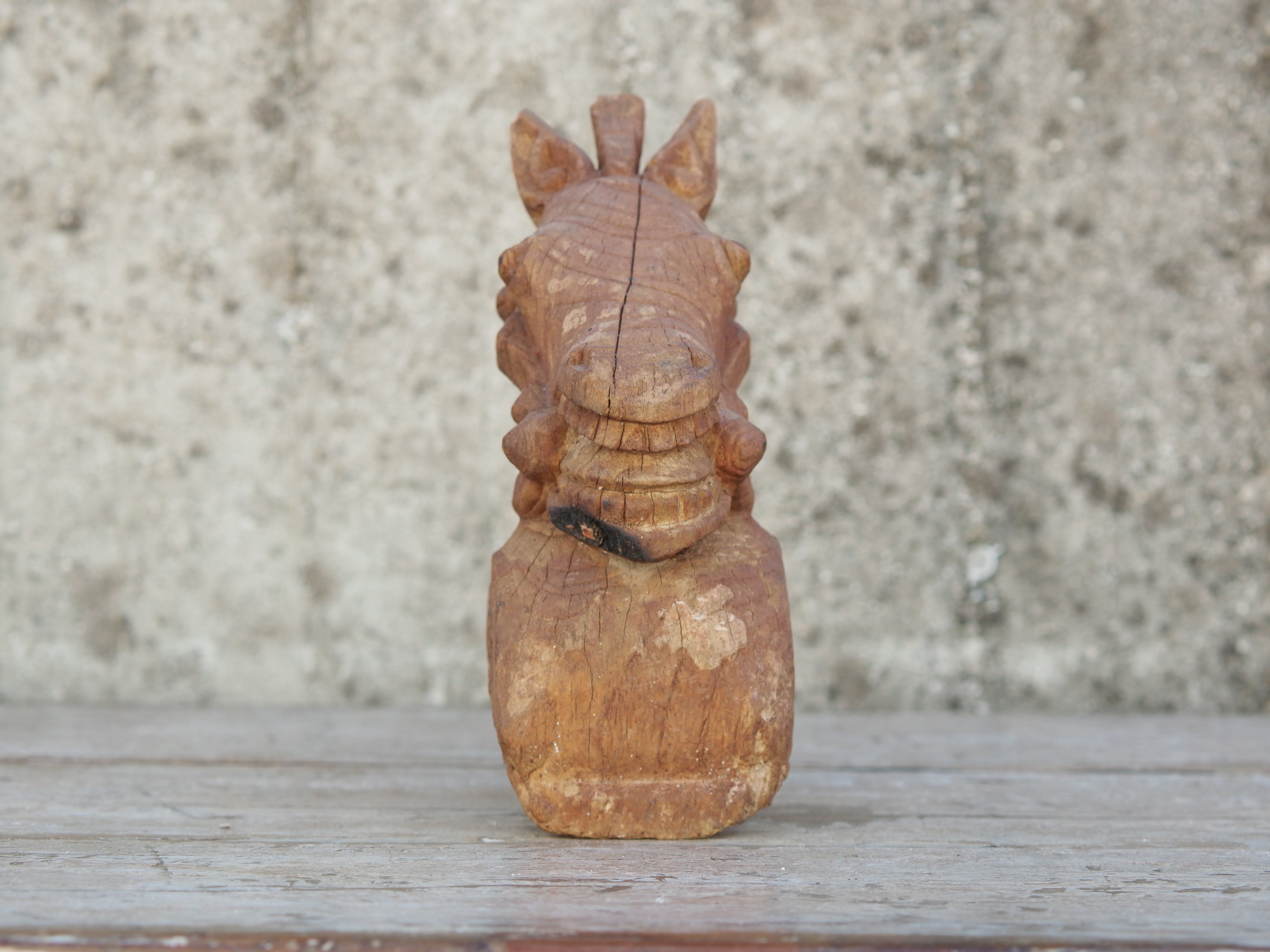 antica statua indiana raffigurante un cavallo in legno di teak inciso, databile primi 900. unico e conservato perfettamente, si nota la patina del tempo e l'usura naturale dell'oggetto.  dimensioni 8x12 h23cm