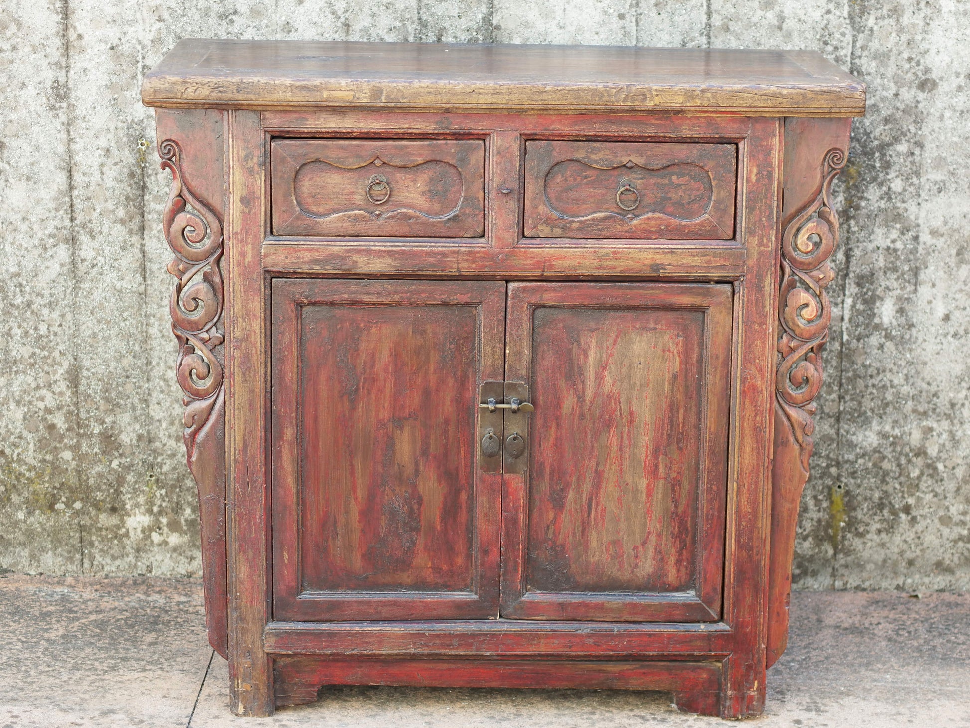 Credenza Cina laccata rossa, assemblata con legno di foresta, con 2 ante e 2 cassetti. Pezzo unico.  Dimensioni 105x55 h98cm.  per ulteriori info o foto whatsapp 3338778241 mail info@etniko.it ig/fb : etnikobycrosato