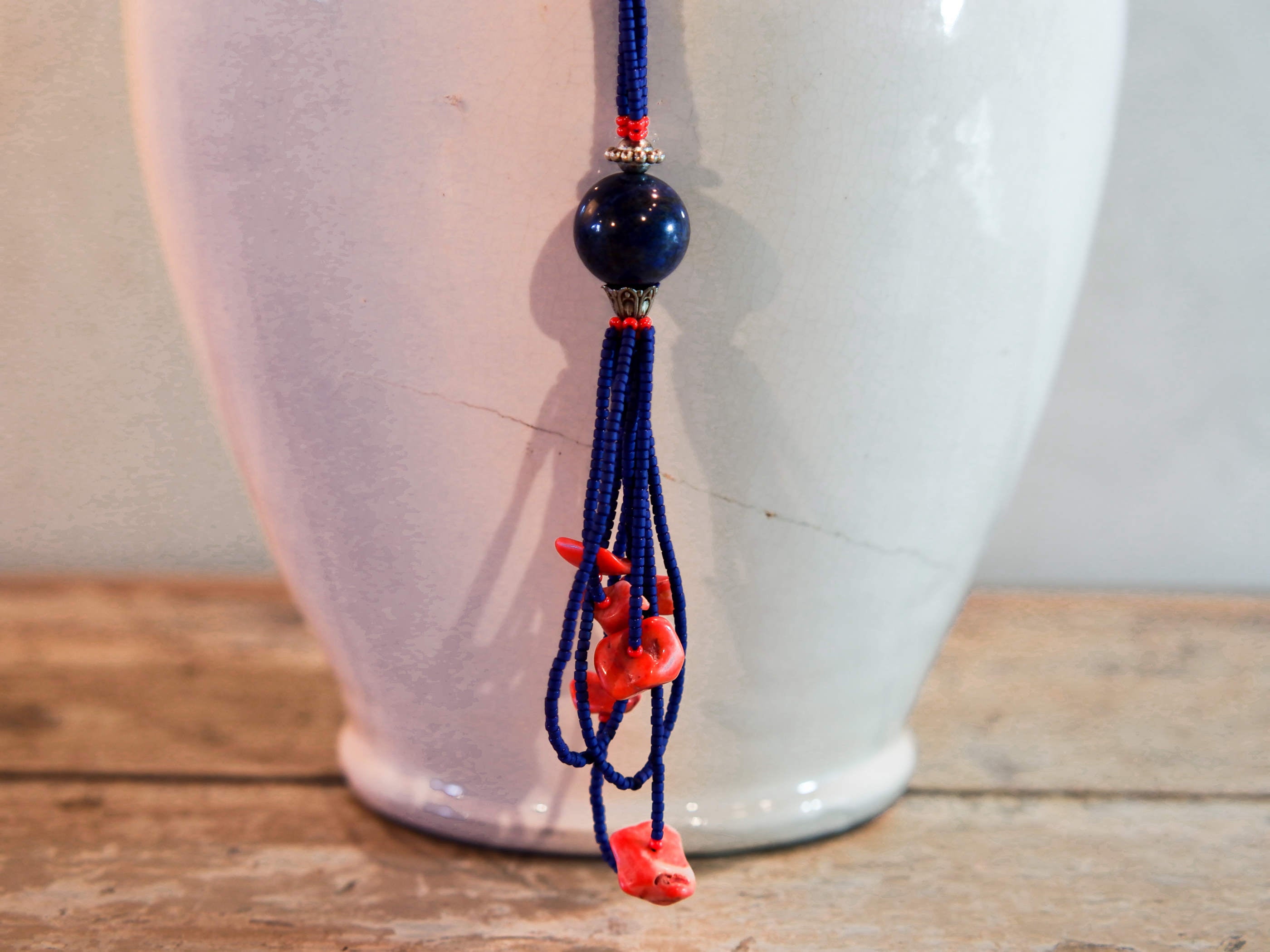 collana indiana in corallo e lapis. assemblata artigianalmente, pezzo unico .  peso totale 48 gr, lunghezza totale 82cm   per ulteriori info o foto info@etniko.it 0039 3338778241 fb , ig etniko by crosato