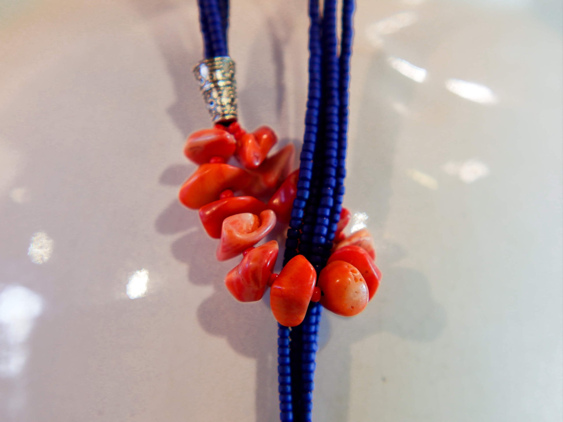 collana indiana in corallo e lapis. assemblata artigianalmente, pezzo unico .  peso totale 48 gr, lunghezza totale 82cm   per ulteriori info o foto info@etniko.it 0039 3338778241 fb , ig etniko by crosato