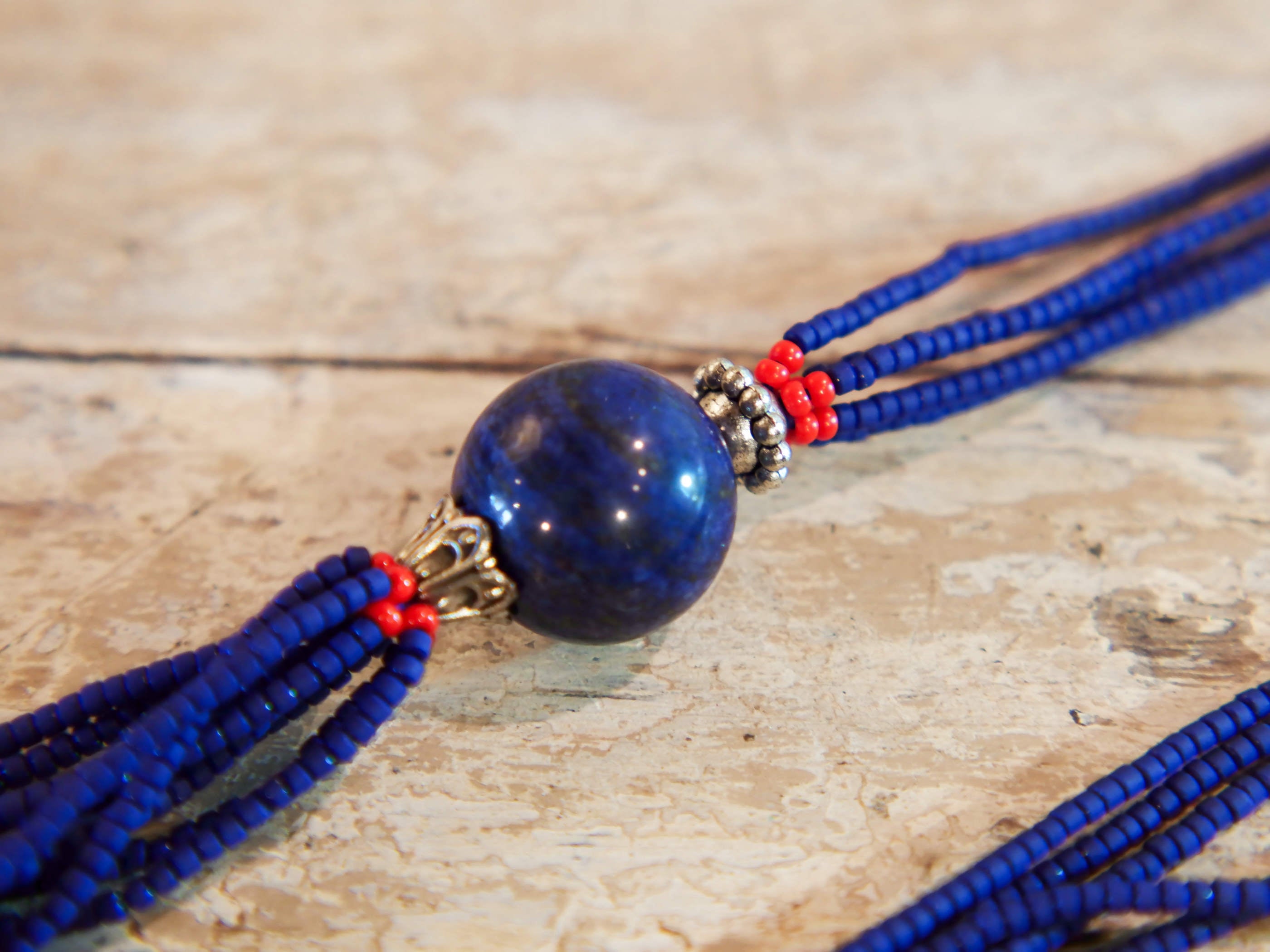 collana indiana in corallo e lapis. assemblata artigianalmente, pezzo unico .  peso totale 48 gr, lunghezza totale 82cm   per ulteriori info o foto info@etniko.it 0039 3338778241 fb , ig etniko by crosato