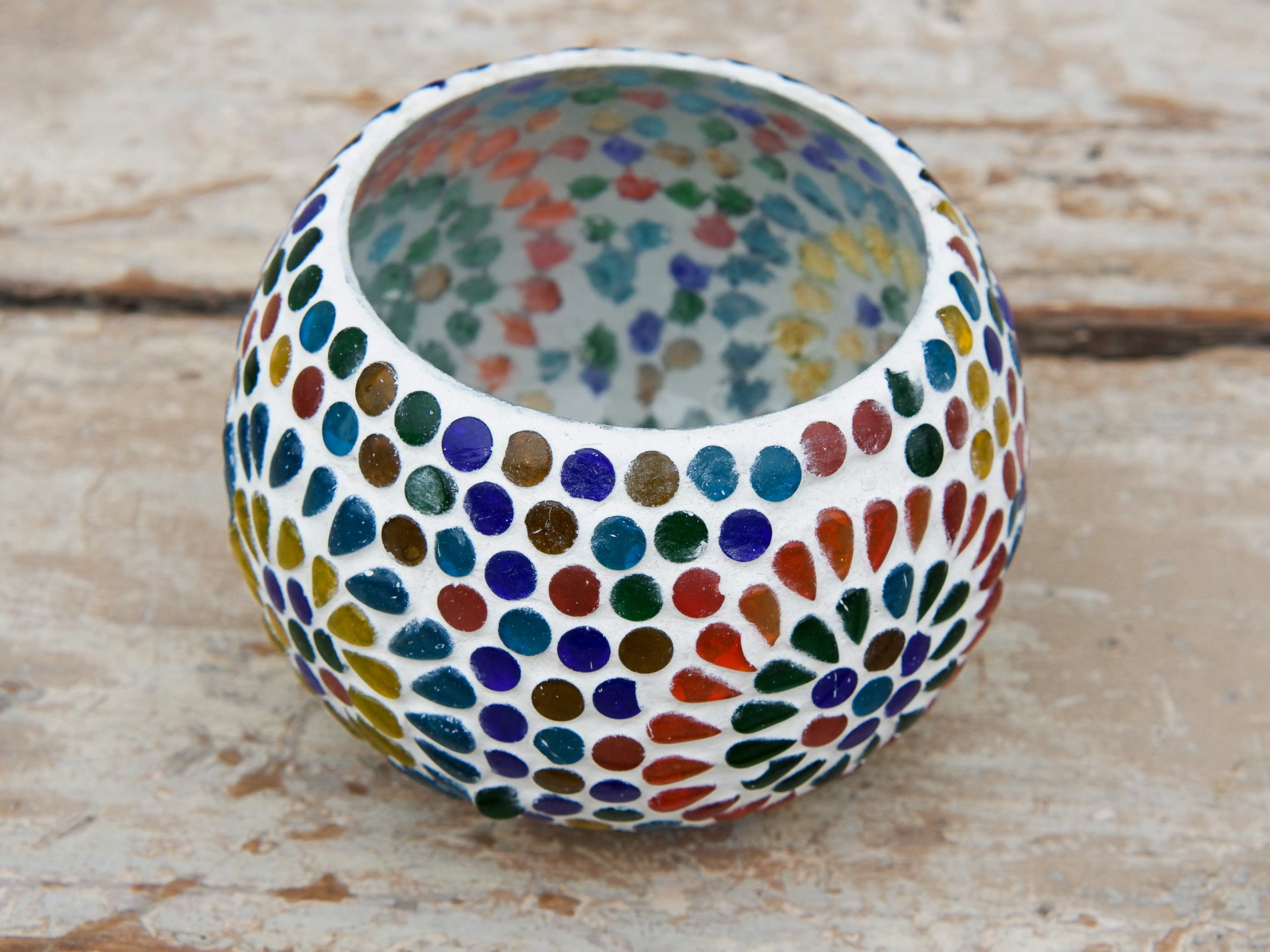 Ciotola portacandele lavorati a mosaico con vetro mix colori. Provenienza India. Dimensioni diametro 12 h 10cm.