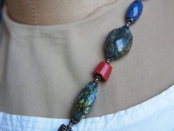 collana nepalese / tibetana con corallo, turchese, lapis e argento no pasta ma pietre vere non tinte o modificate nel colore, qualità top. assemblata artigianalmente, pezzo unico.  lunghezza totale collana 50 cm, pendaglio 4x10cm, peso 106 gr