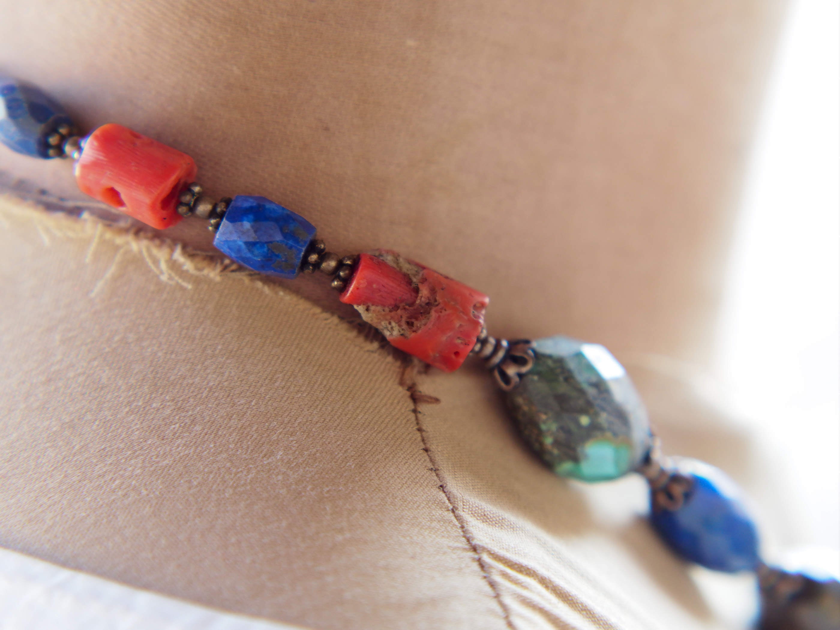 collana nepalese / tibetana con corallo, turchese, lapis e argento no pasta ma pietre vere non tinte o modificate nel colore, qualità top. assemblata artigianalmente, pezzo unico.  lunghezza totale collana 50 cm, pendaglio 4x10cm, peso 106 gr