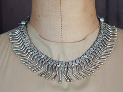 vecchia collana indiana girocollo in argento 925. lavorata artigianalmente. pezzo unico.  lunghezza 40cm, h 3cm, peso 112 gr