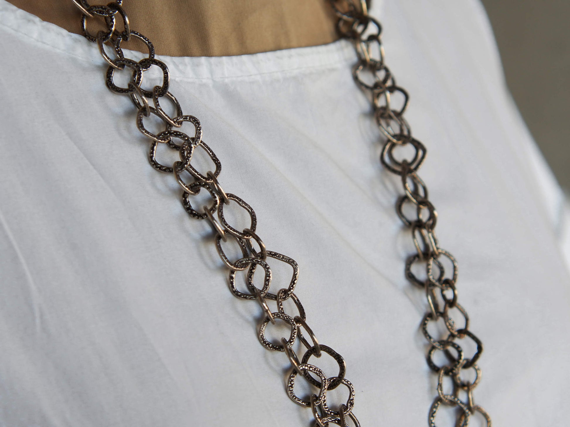 collana indiana lavorata a catena con elementi incisi in argento 925. la lunghezza consente di indossarla in moltepilci modi. lavorata artigianalmente. pezzo unico.  lunghezza 160cm, spessore 1.2 cm, peso 112 gr