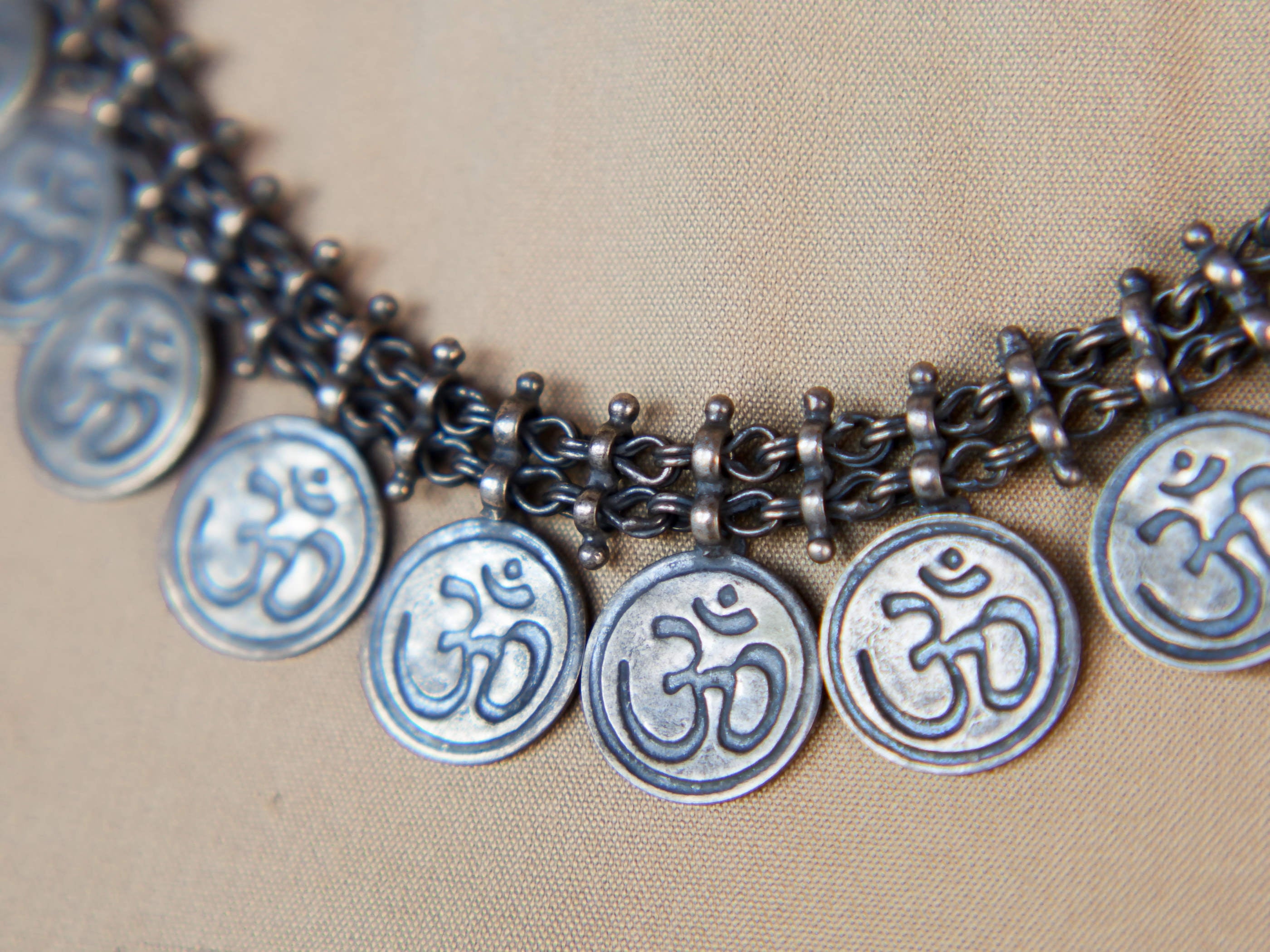 vecchia collana indiana in argento con monete "om" e ganesh, double face.  pezzo unico, lavorata artigianalmente.  diametro 1.3 cm, lunghezza 48cm, peso 53 gr 