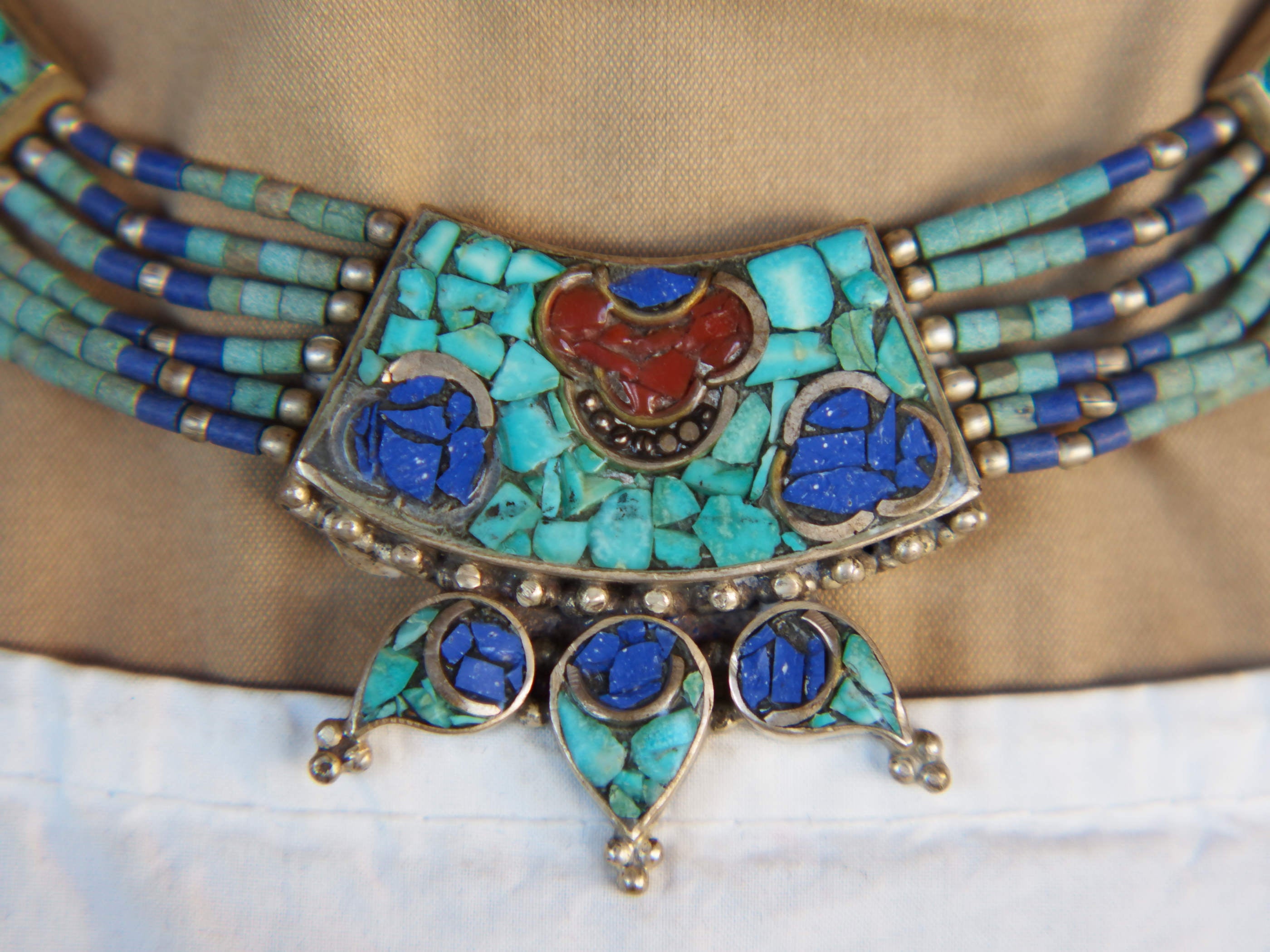 collana nepalese / tibetana con corallo, turchese, lapis e argento. no pasta ma pietre vere non tinte o modificate nel colore, qualità top. assemblata artigianalmente, pezzo unico.  lunghezza totale collana 38 cm, pendaglio 3.5x3.5cm, peso 62 gr
