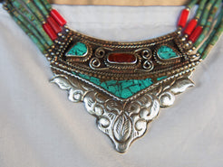 collana nepalese / tibetana con corallo, turchese e argento no pasta ma pietre vere non tinte o modificate nel colore, qualità top. assemblata artigianalmente, pezzo unico.  lunghezza totale collana 45 cm, peso 77 gr