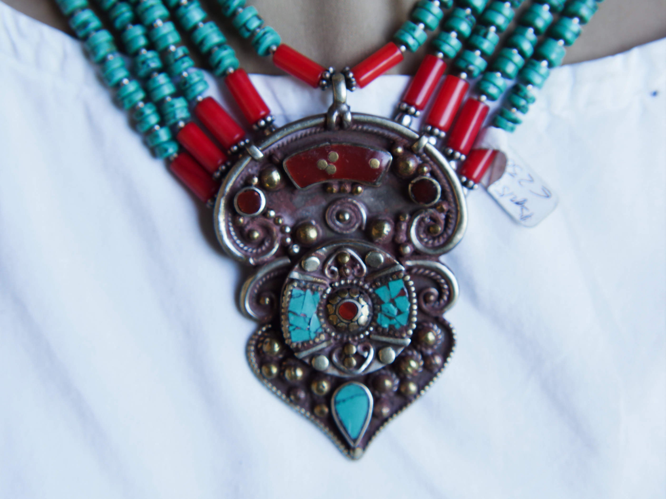 collana nepalese / tibetana con corallo, turchese e argento no pasta ma pietre vere non tinte o modificate nel colore, qualità top. assemblata artigianalmente, pezzo unico.  lunghezza totale collana 42 cm, misure pendaglio 4x5.5cm, peso 95 gr