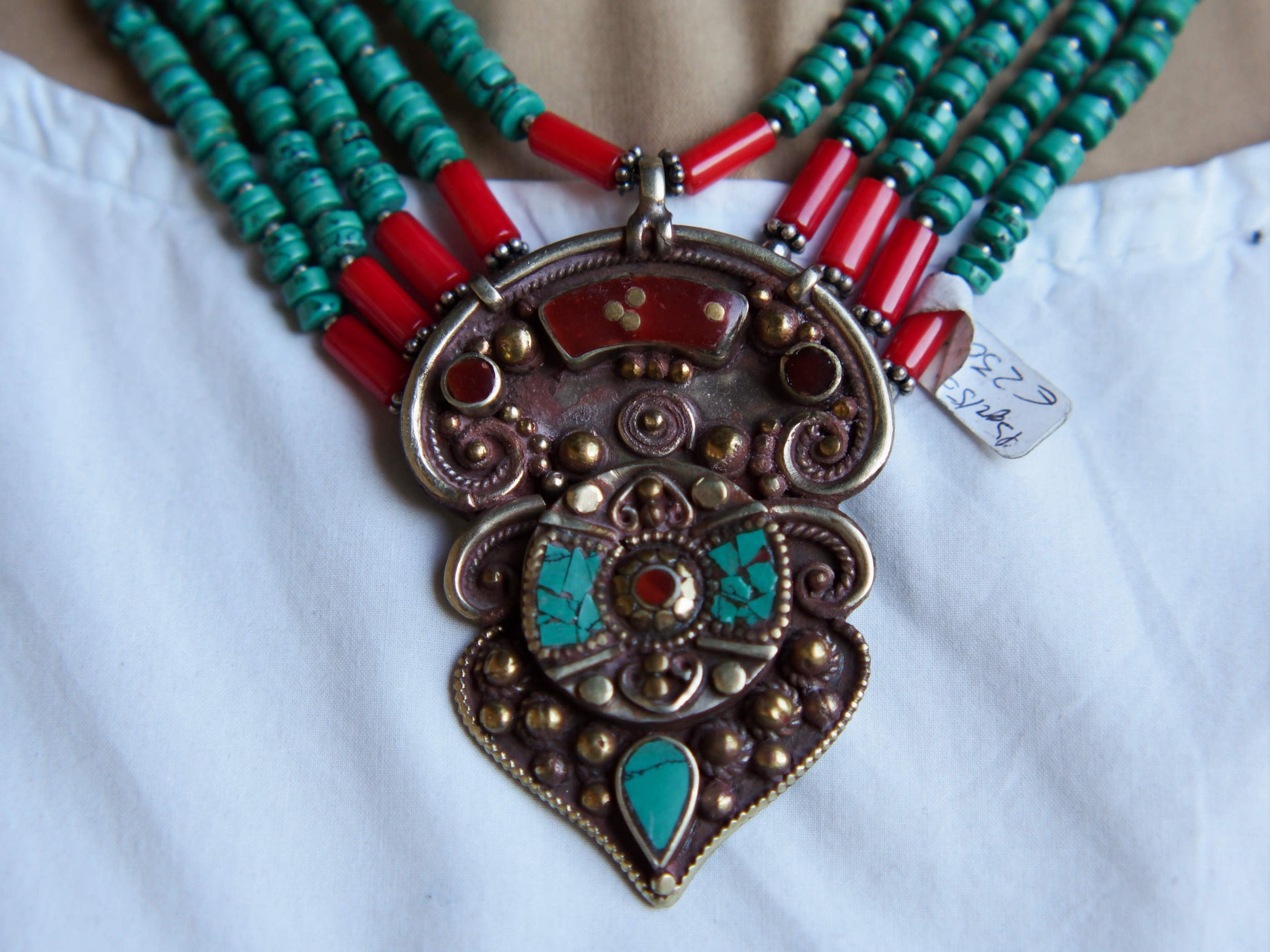 collana nepalese / tibetana con corallo, turchese e argento no pasta ma pietre vere non tinte o modificate nel colore, qualità top. assemblata artigianalmente, pezzo unico.  lunghezza totale collana 42 cm, misure pendaglio 4x5.5cm, peso 95 gr