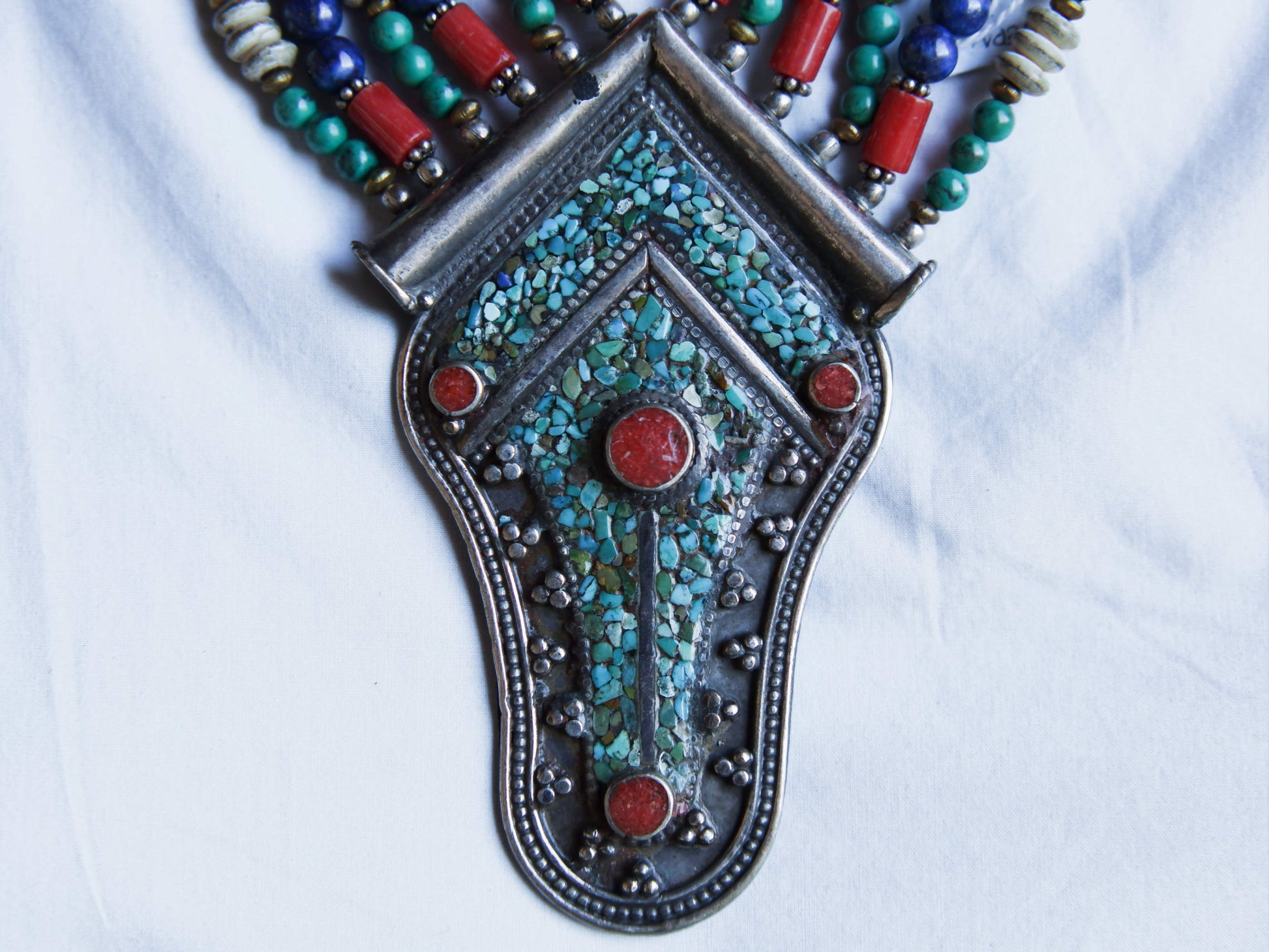 collana nepalese / tibetana con corallo, turchese, giada e argento no pasta ma pietre vere non tinte o modificate nel colore, qualità top. assemblata artigianalmente, pezzo unico.  lunghezza totale collana 42 cm, misure pendaglio 6x9.5cm, peso 117 gr