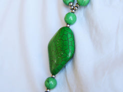 collana con turchese e malachite. pietre naturali non tinte o alterate chimicamente . pezzo unico, assemblato artigianalmente . lunghezza girollo 46cm, lunghezza pendaglio 11cm, peso 52 gr