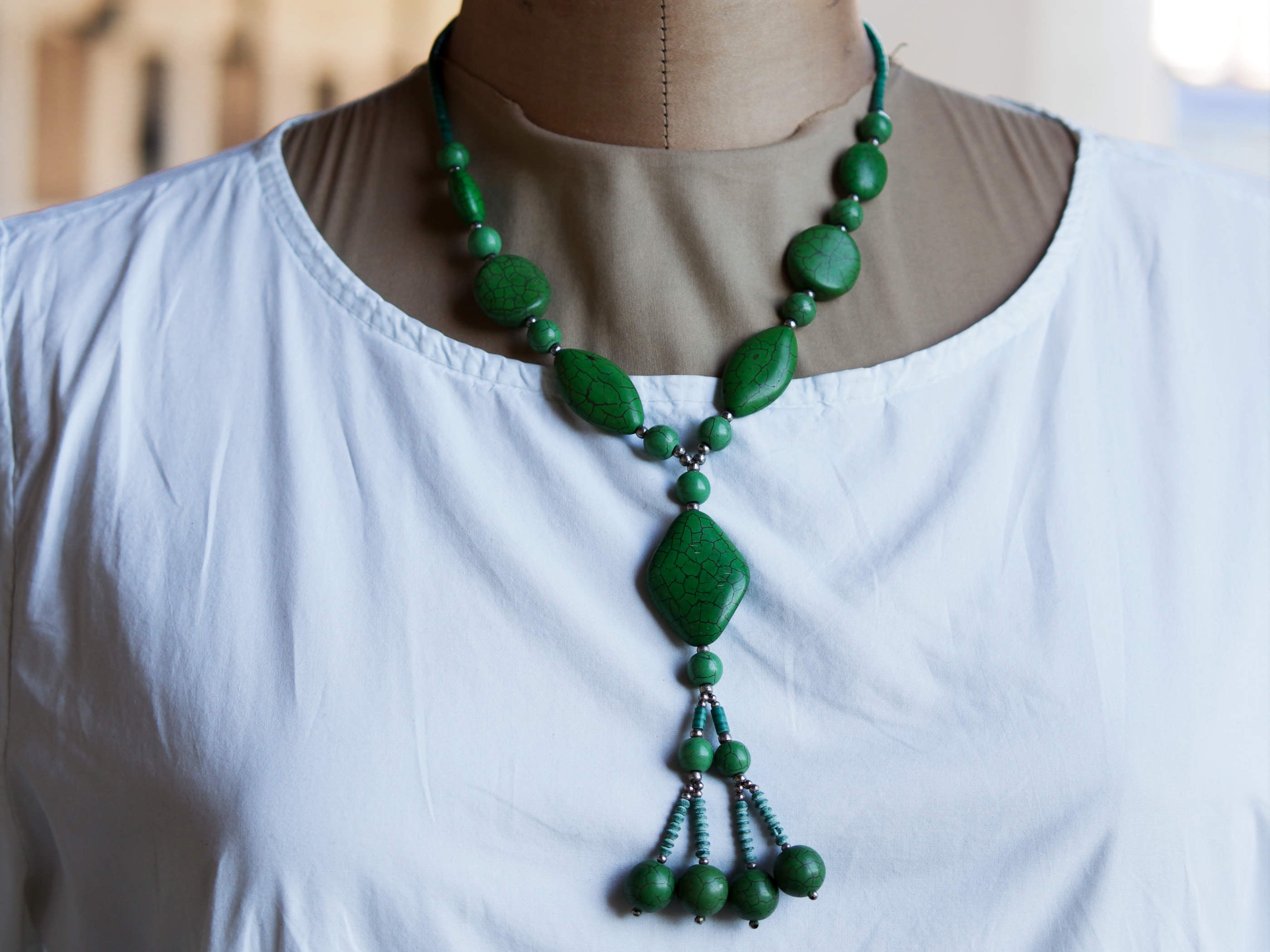 collana con turchese e malachite. pietre naturali non tinte o alterate chimicamente . pezzo unico, assemblato artigianalmente . lunghezza girollo 46cm, lunghezza pendaglio 11cm, peso 52 gr