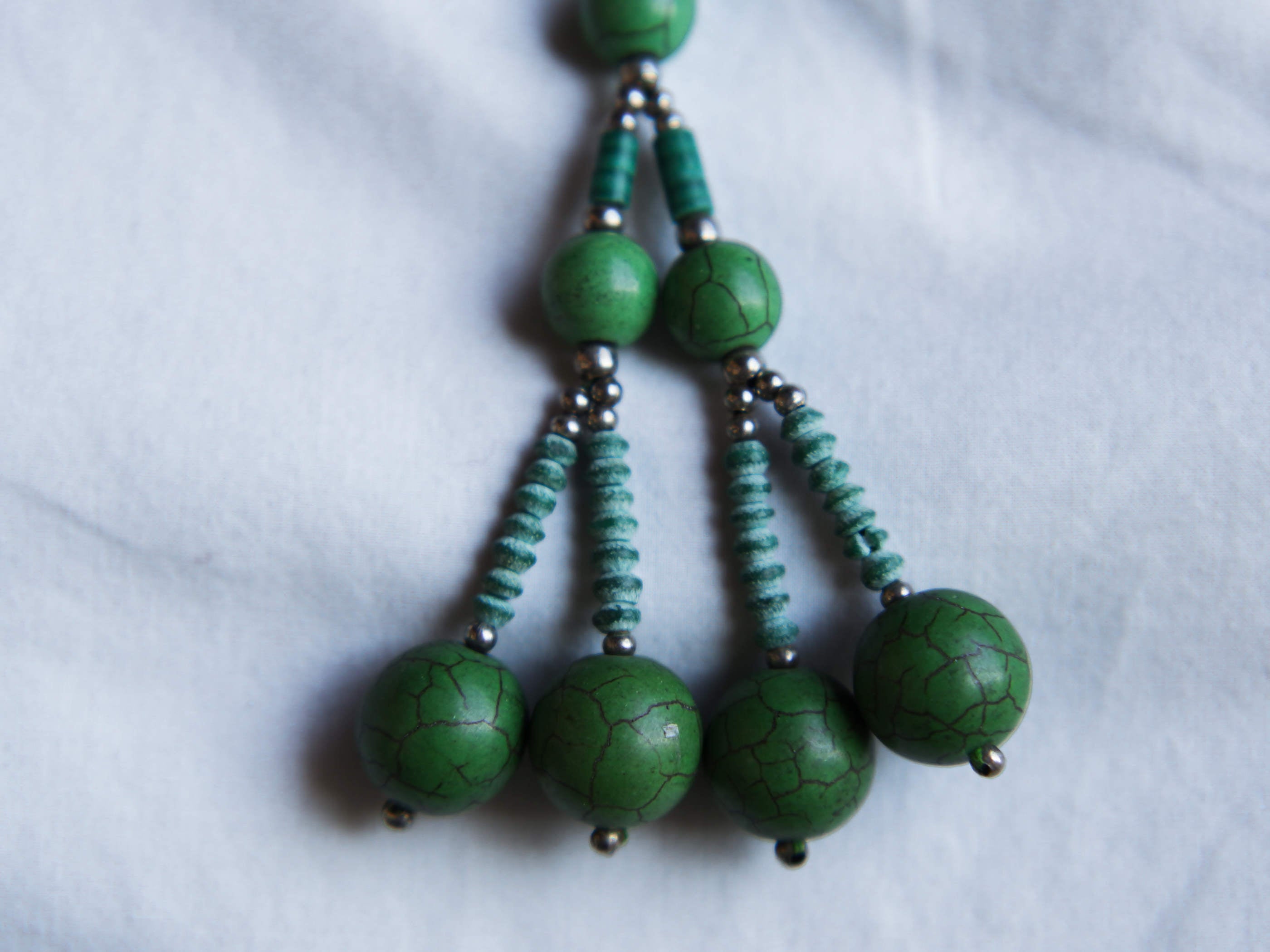 collana con turchese e malachite. pietre naturali non tinte o alterate chimicamente . pezzo unico, assemblato artigianalmente . lunghezza girollo 46cm, lunghezza pendaglio 11cm, peso 52 gr