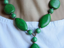 collana con turchese e malachite. pietre naturali non tinte o alterate chimicamente . pezzo unico, assemblato artigianalmente . lunghezza girollo 46cm, lunghezza pendaglio 11cm, peso 52 gr