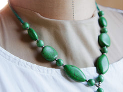 collana con turchese e malachite. pietre naturali non tinte o alterate chimicamente . pezzo unico, assemblato artigianalmente . lunghezza girollo 46cm, lunghezza pendaglio 11cm, peso 52 gr